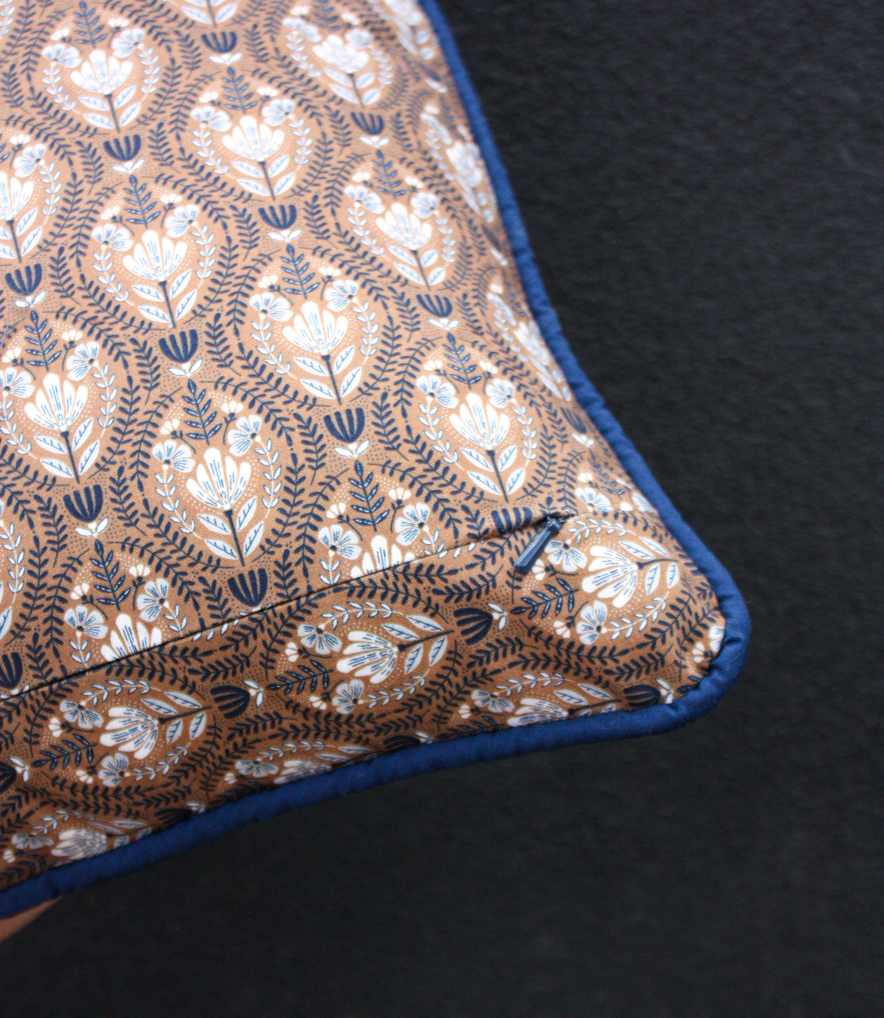 Colleen Connolly Beginner: Invisible Zipper Pillow with Piping, Sunday, December 6th, 1030am-3pm