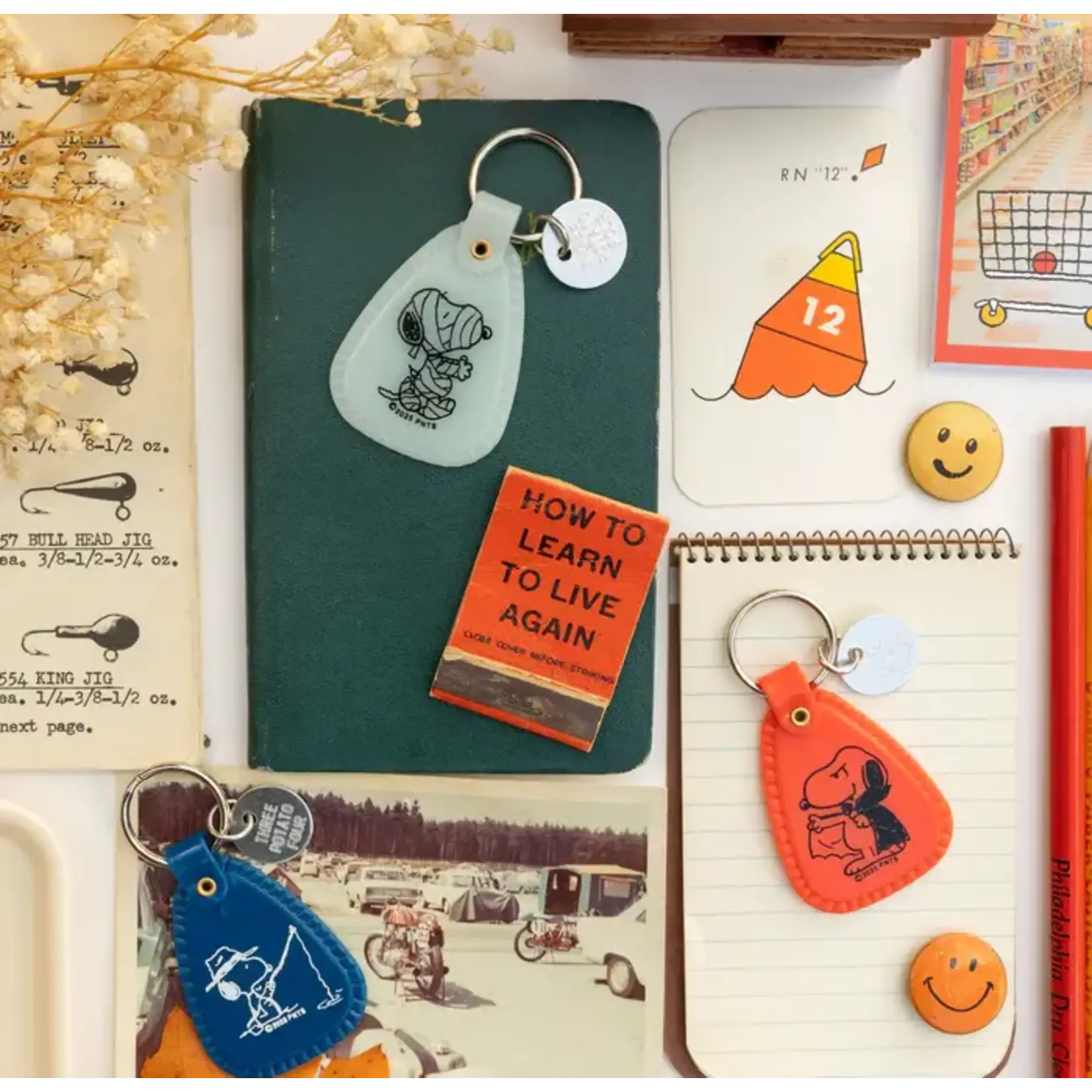Three Potato Four 3P4 x Peanuts Halloween -  Snoopy Mummy Saddle Keychain