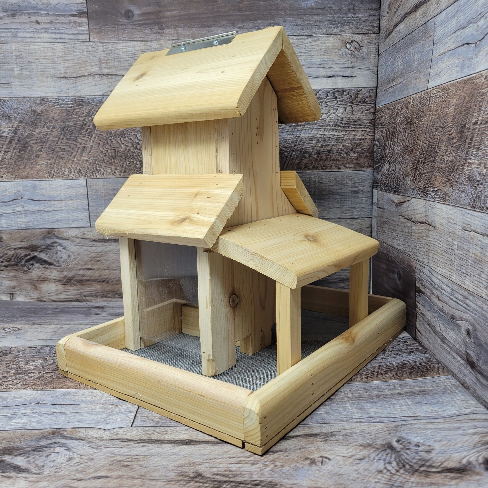 Ray's Cedar Feeder - Grain Elevator Feeder