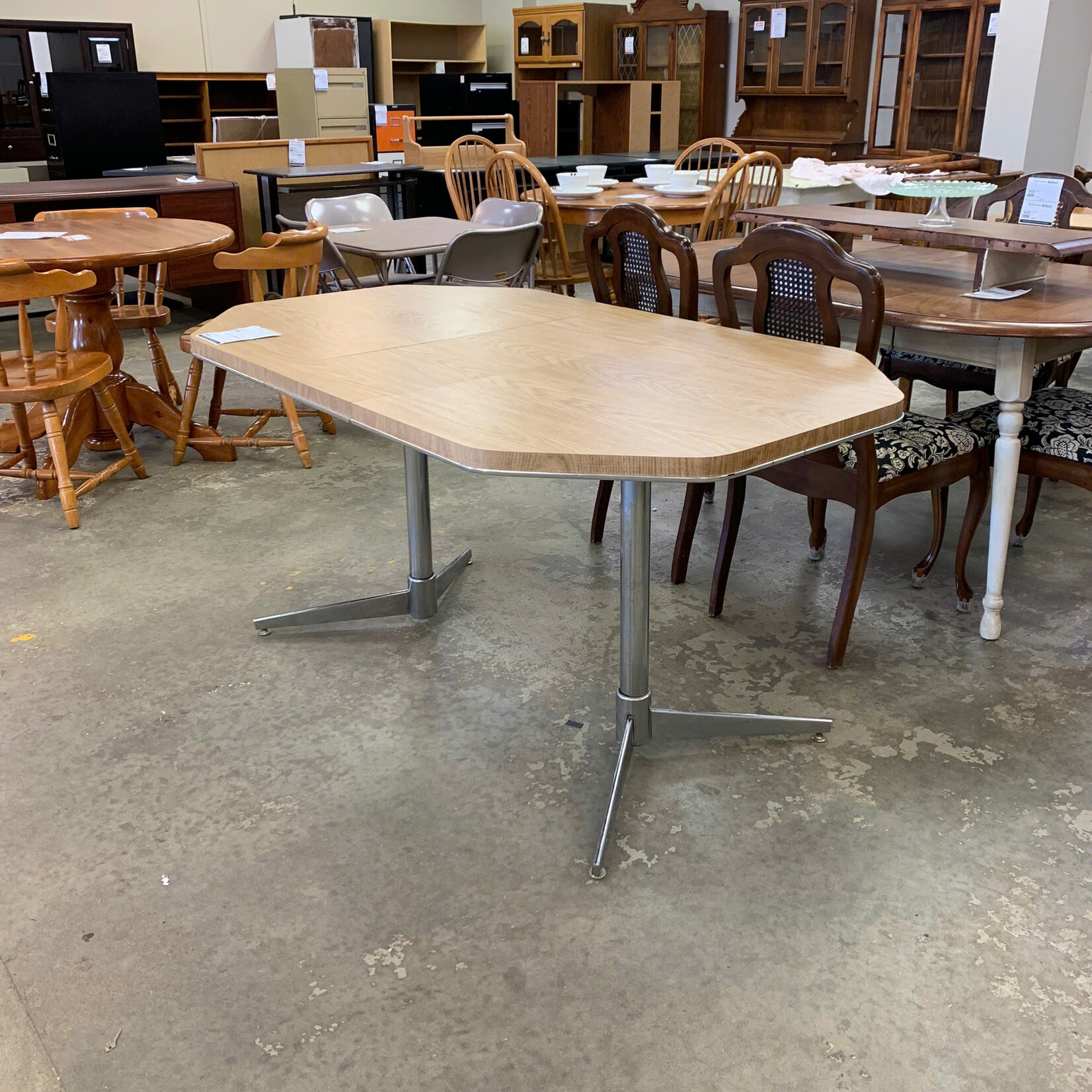Metal Leg Extendable Table Habitat for Humanity ReStore Thunder Bay