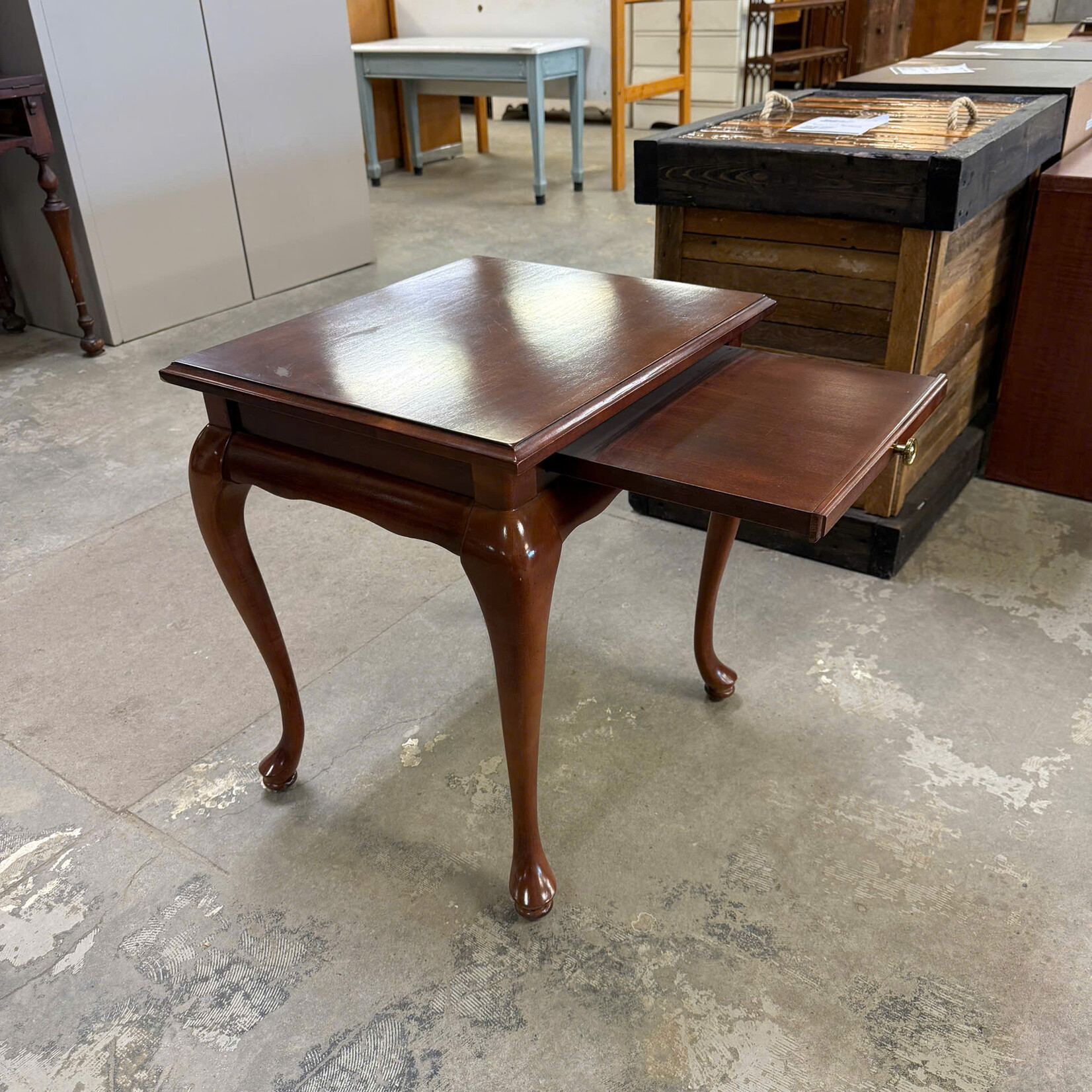 End Table w/ Pullout Tray