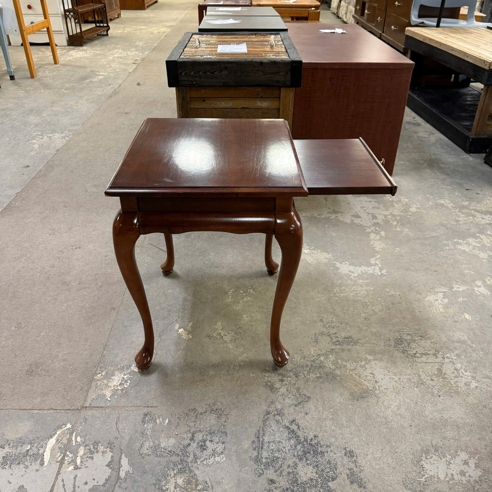 End Table w/ Pullout Tray