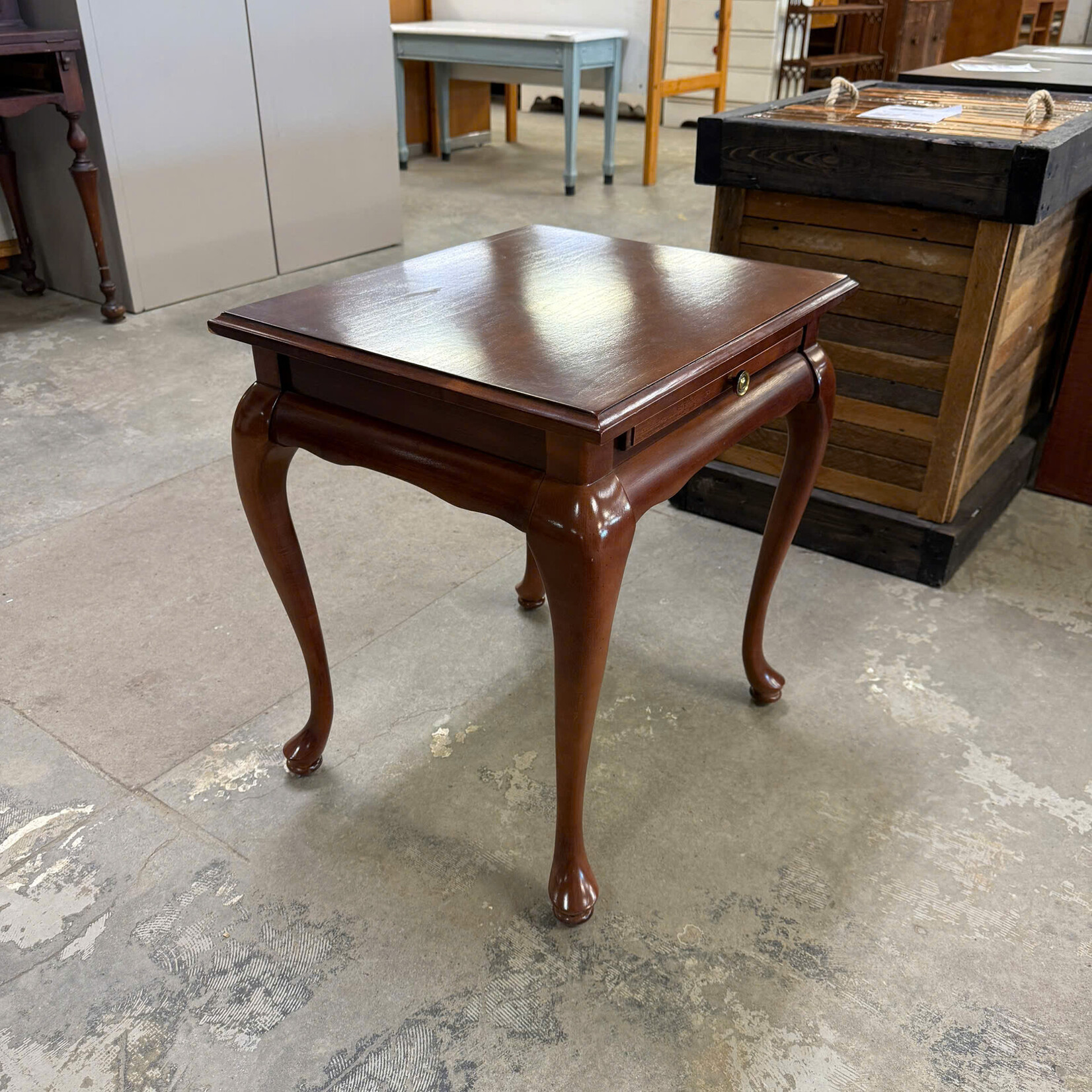 End Table w/ Pullout Tray