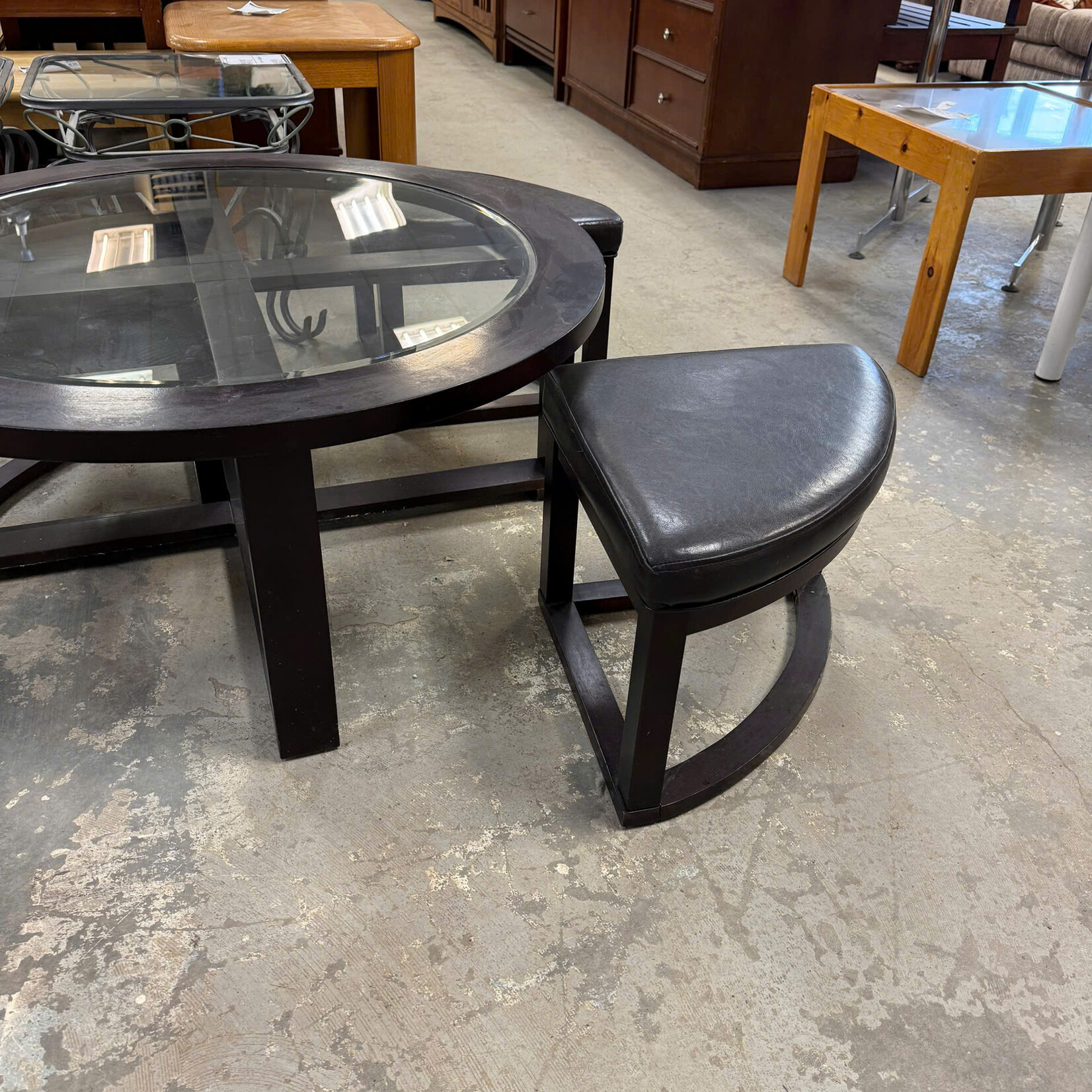 Rounded Glass Table With 3 Stools