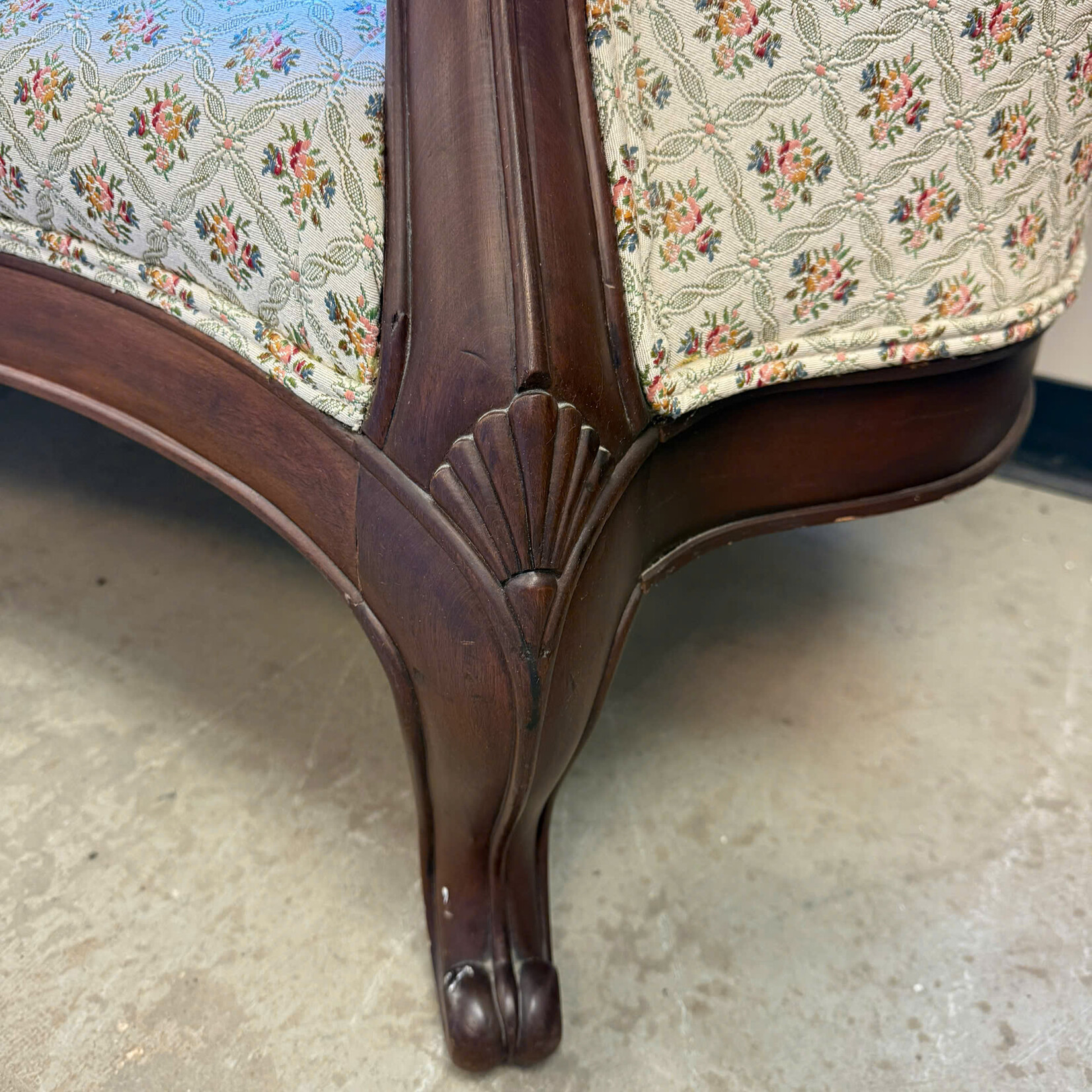 Victorian White Stylish Couch
