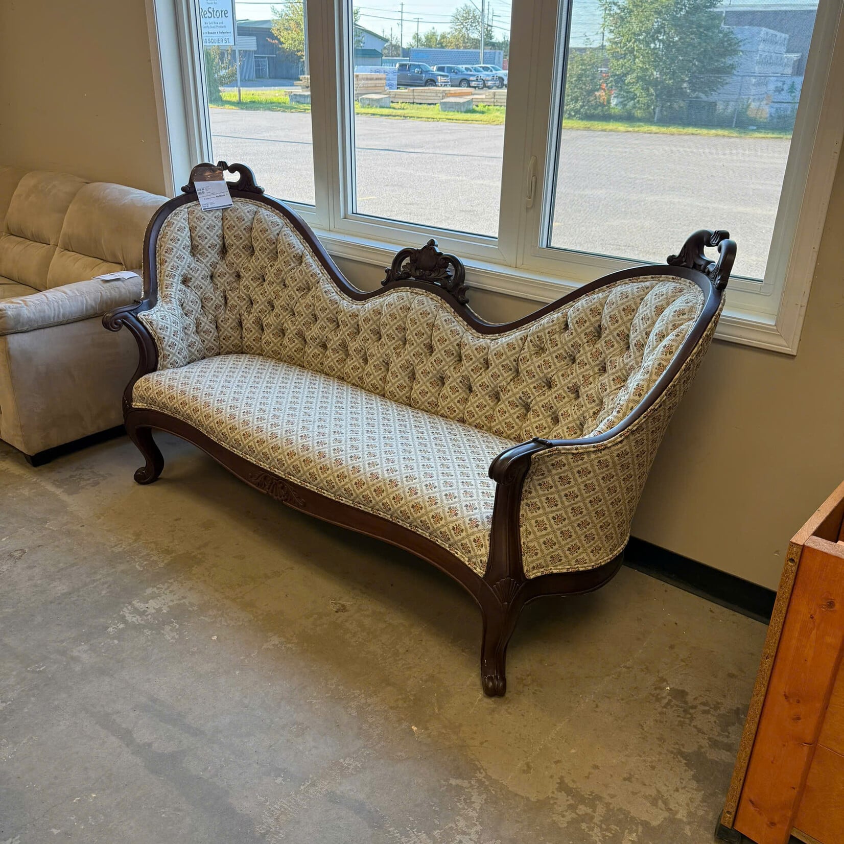 Victorian White Stylish Couch