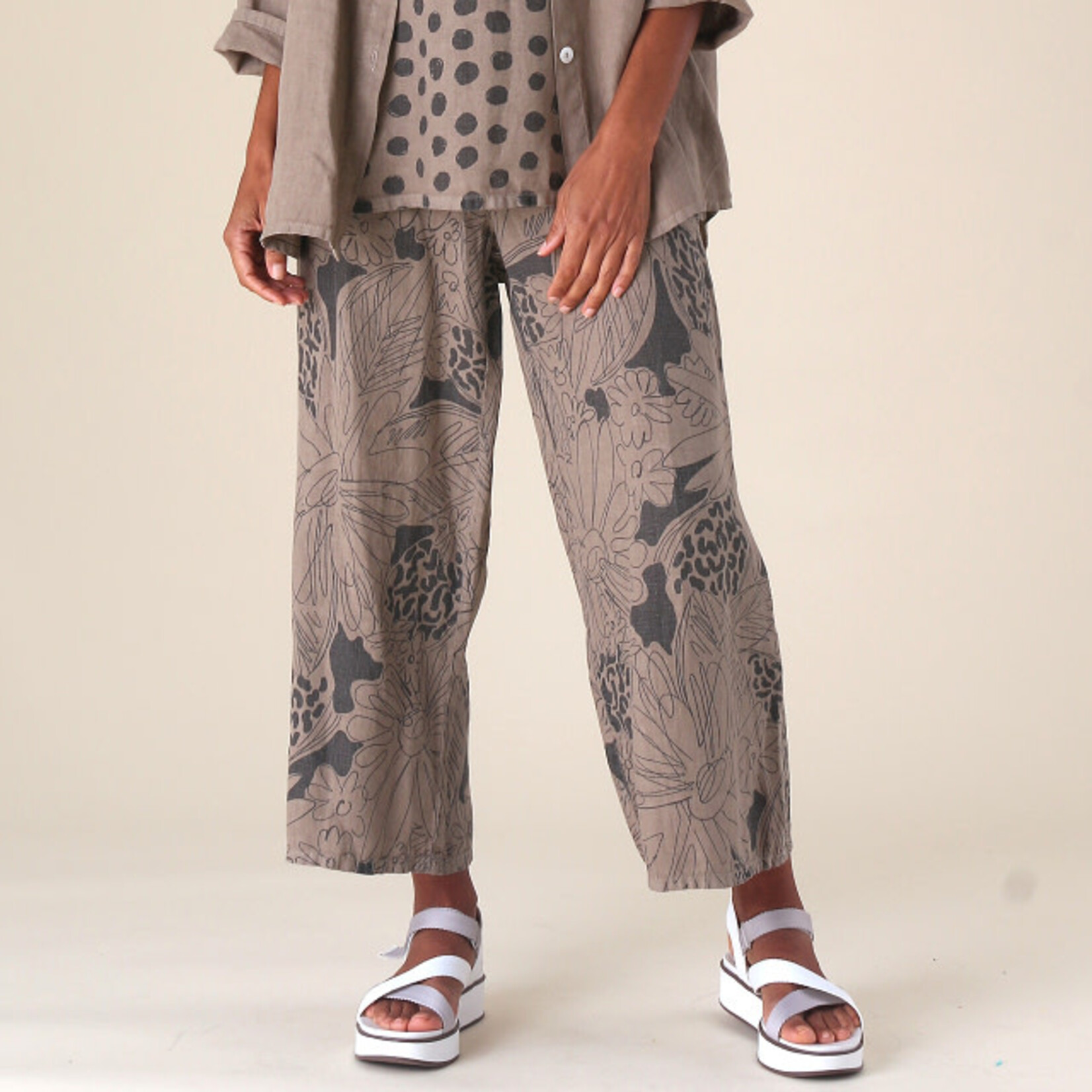 Fenini Khaki Line Drawn Floral Print Crop Pants