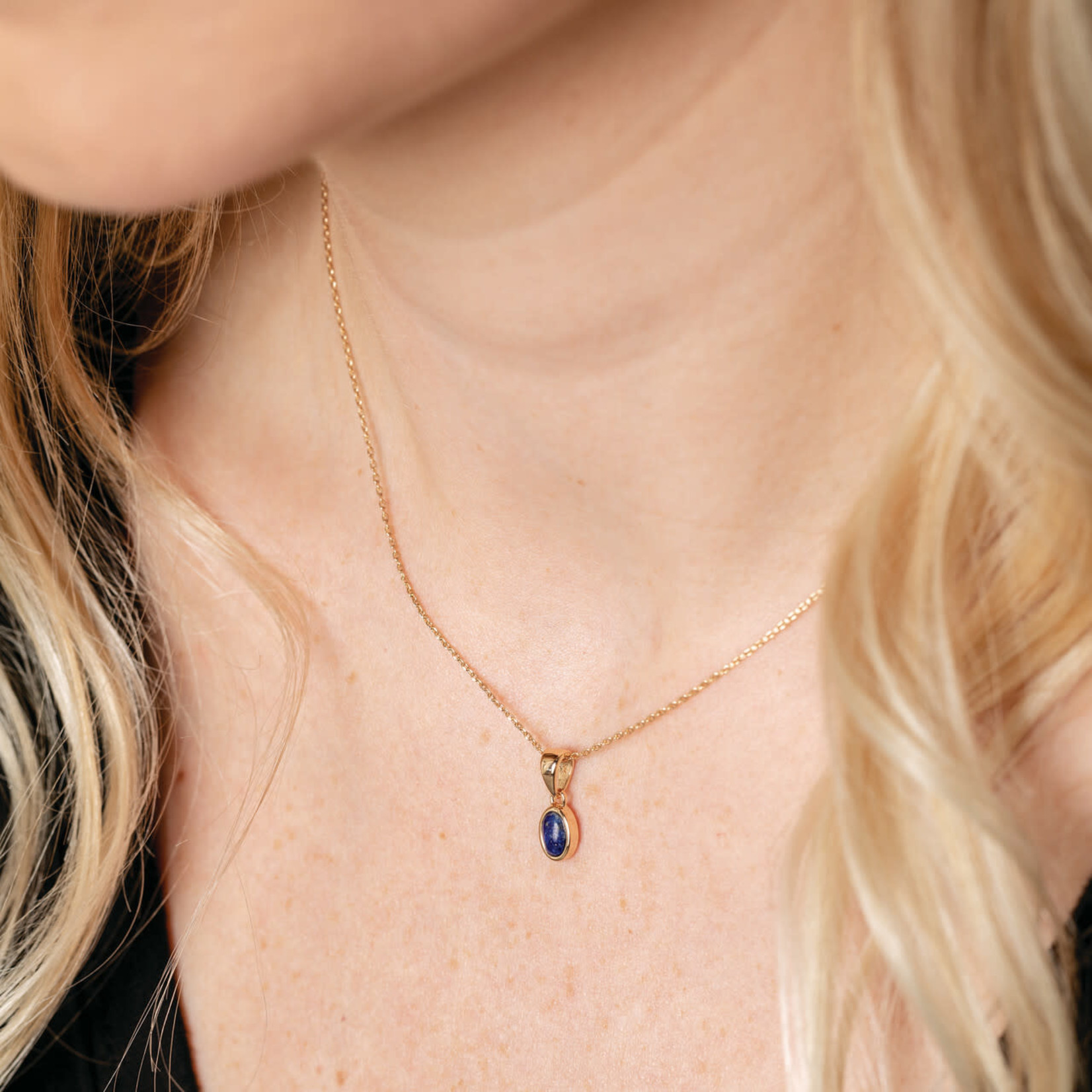 GOLD GIVING NECKLACE IN LAPIS