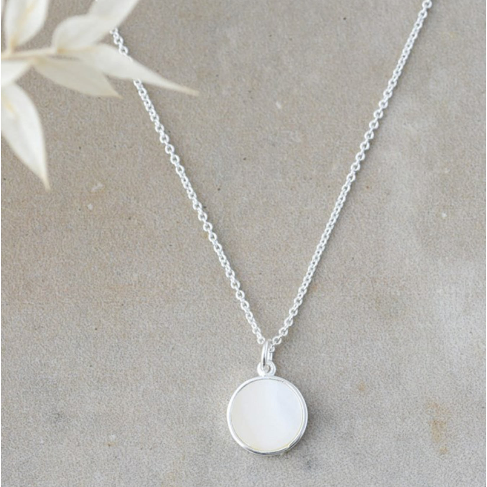 Glee ALLURING NECKLACE - MOTHER OF PEARL, HYPOALLERGENIC, ANTI-TARNISH