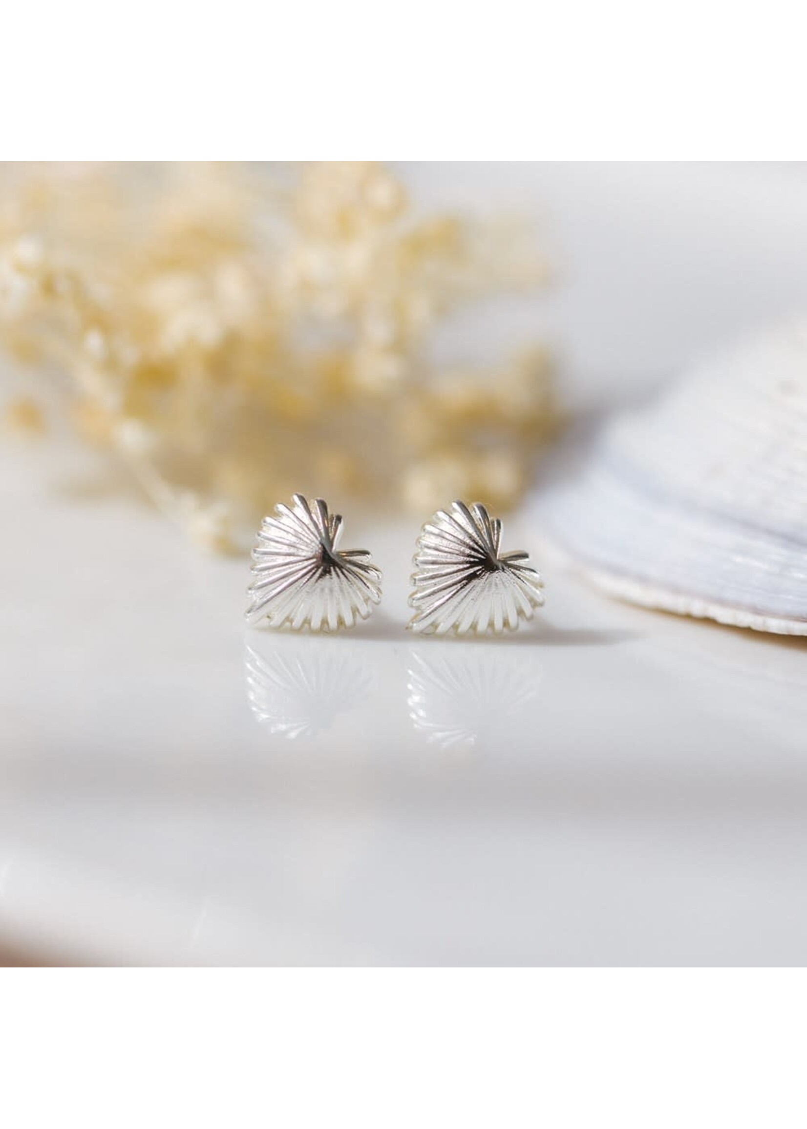 Glee SEASHELL HEART STUD EARRING-hypoallergenic, anti-tarnish