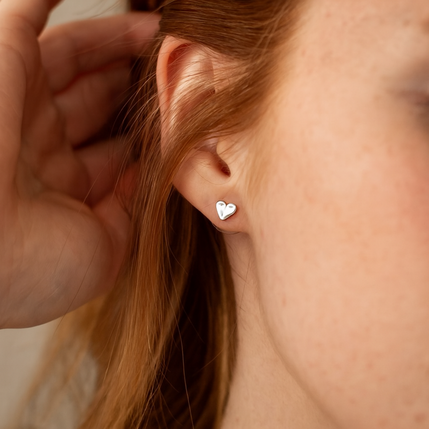 Glee Amado Heart Stud Earring - Hypoallergenic/Antitarnish