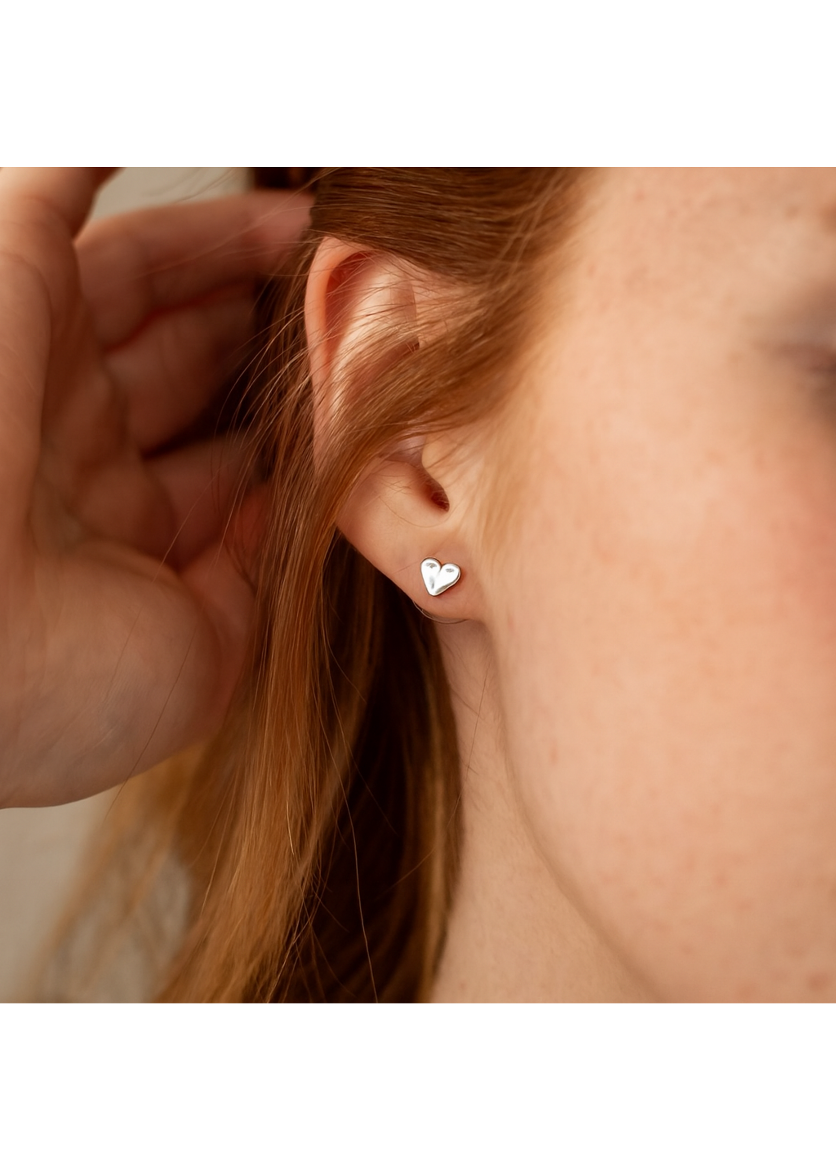 Glee Amado Heart Stud Earring - Hypoallergenic/Antitarnish