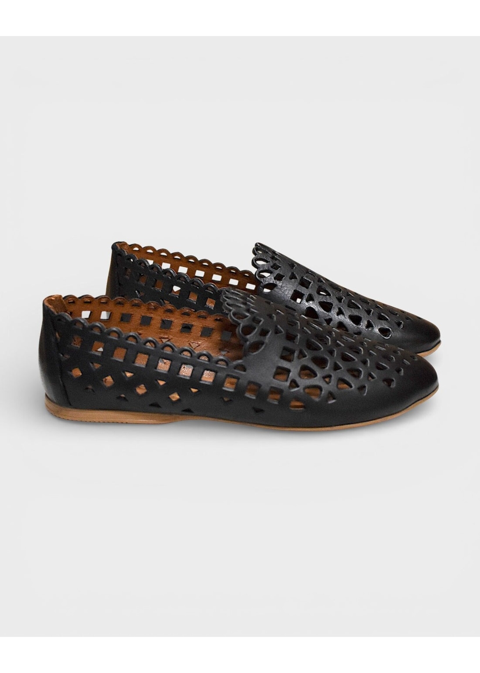 Bueno Shoes Kaden Flats - Black