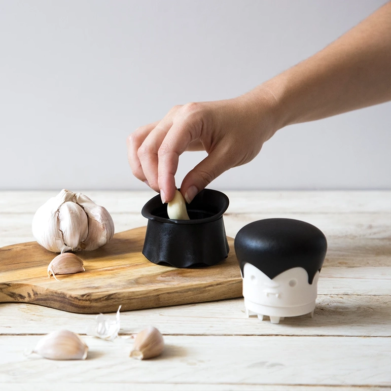 OTOTO Gracula Garlic Crusher