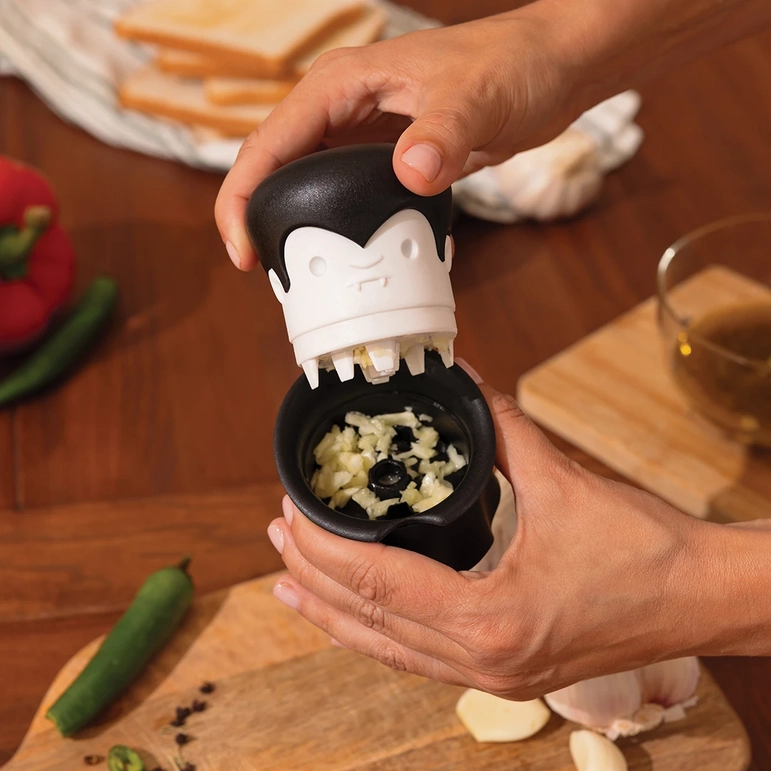 OTOTO Gracula Garlic Crusher