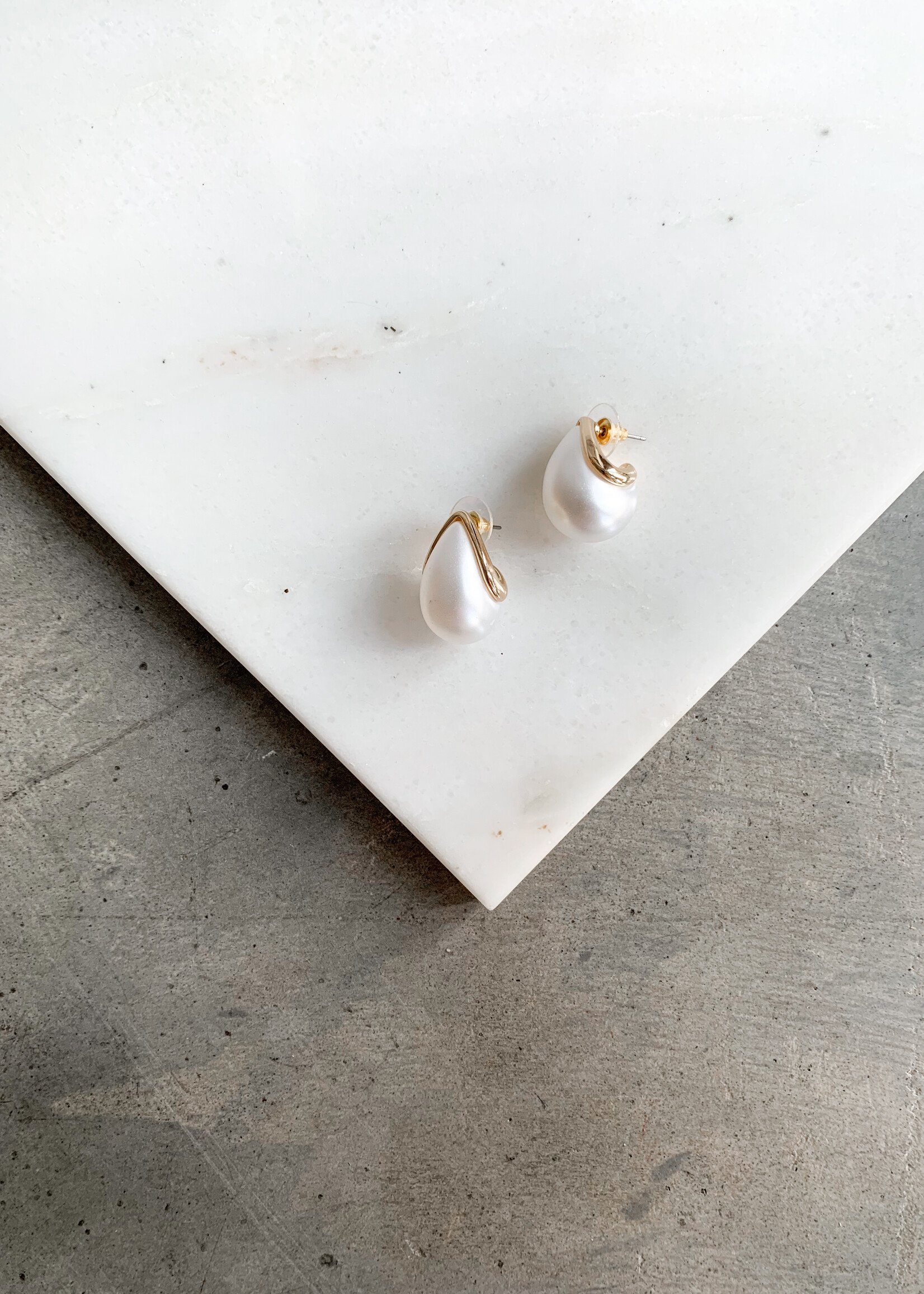 Elitaire Boutique Teardrop Pearl Earrings