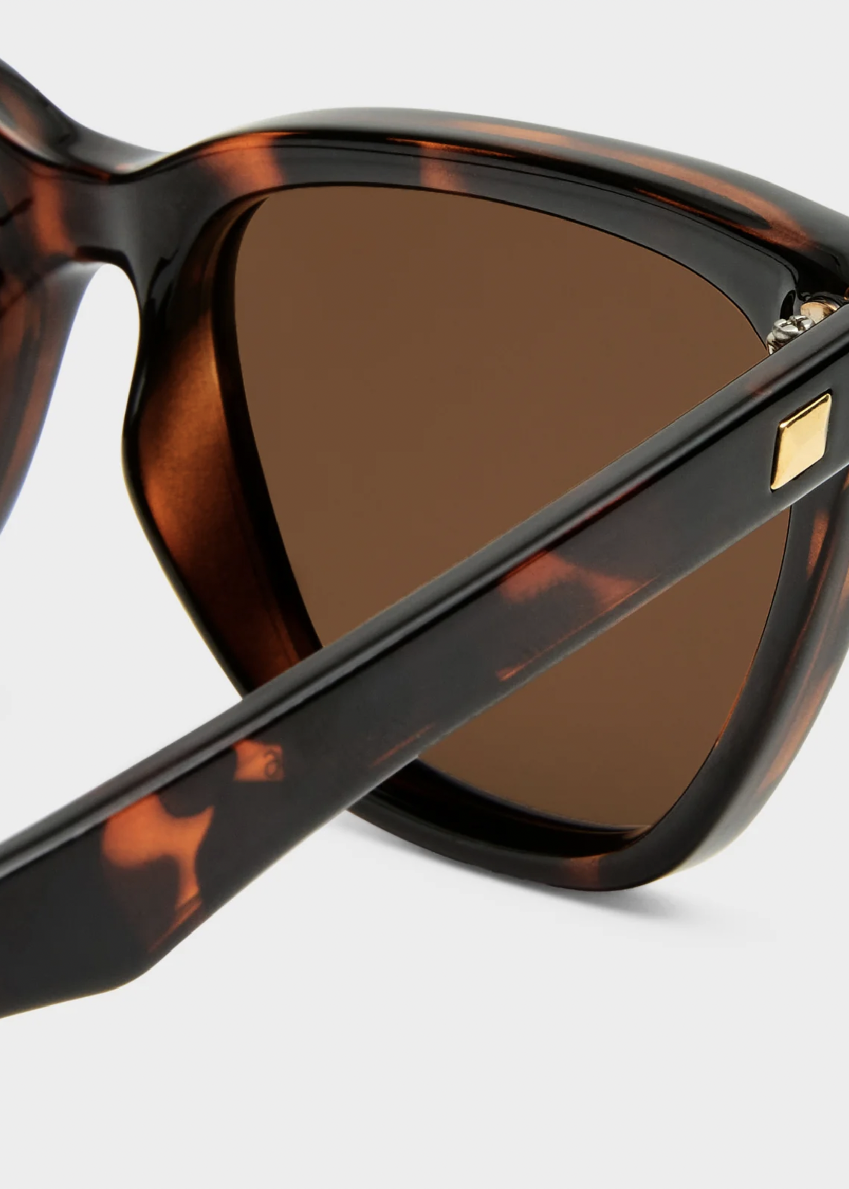 Elitaire Boutique Unfaithful in Tort