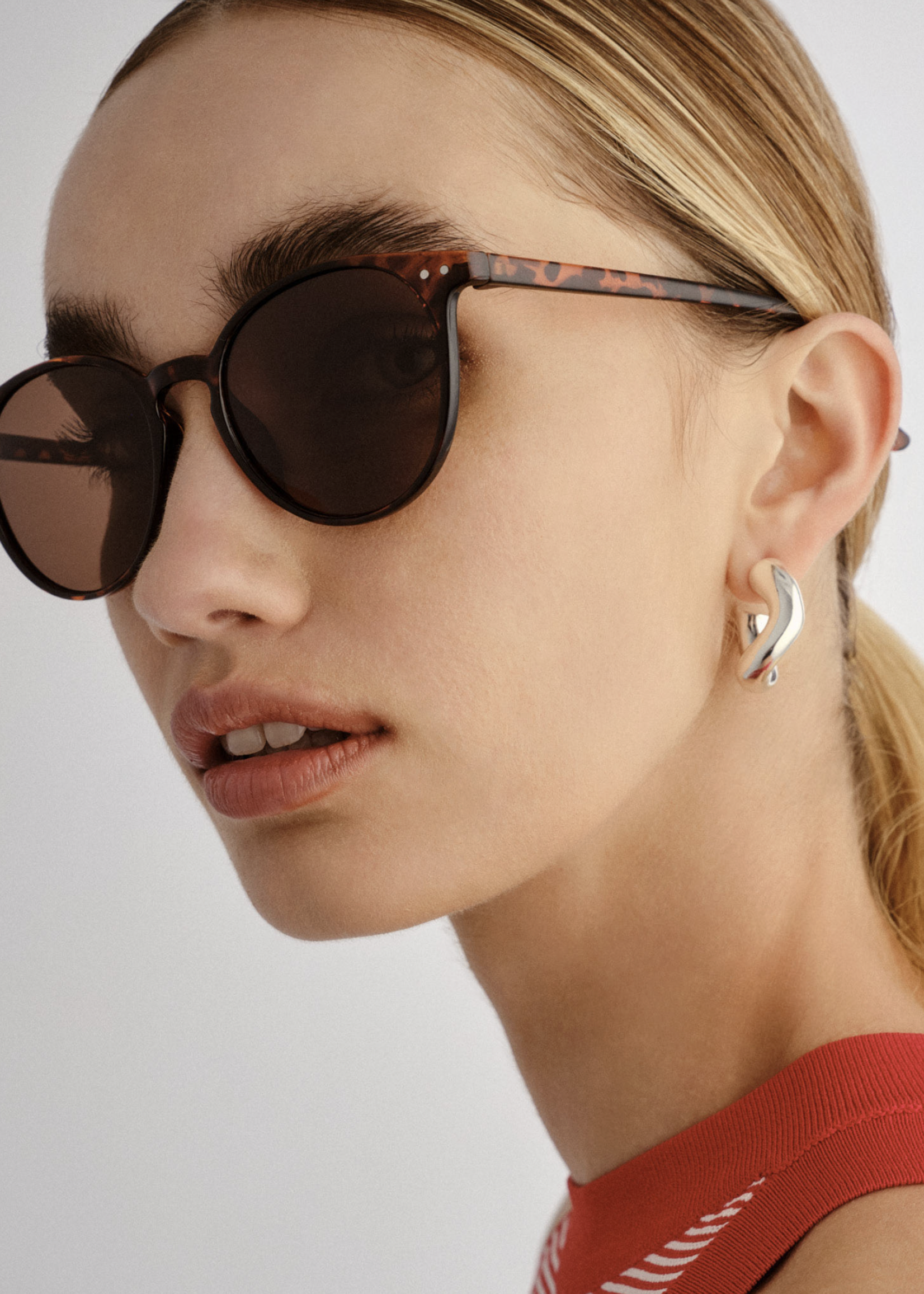 Elitaire Boutique Classic Round in Dark Tort