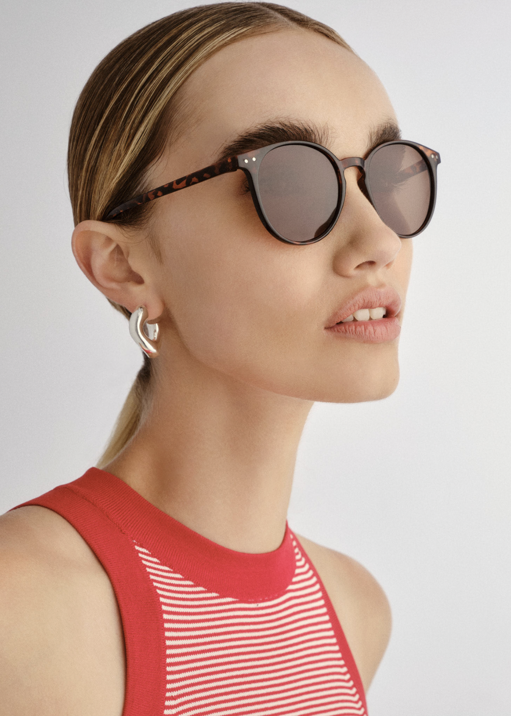 Elitaire Boutique Classic Round in Dark Tort