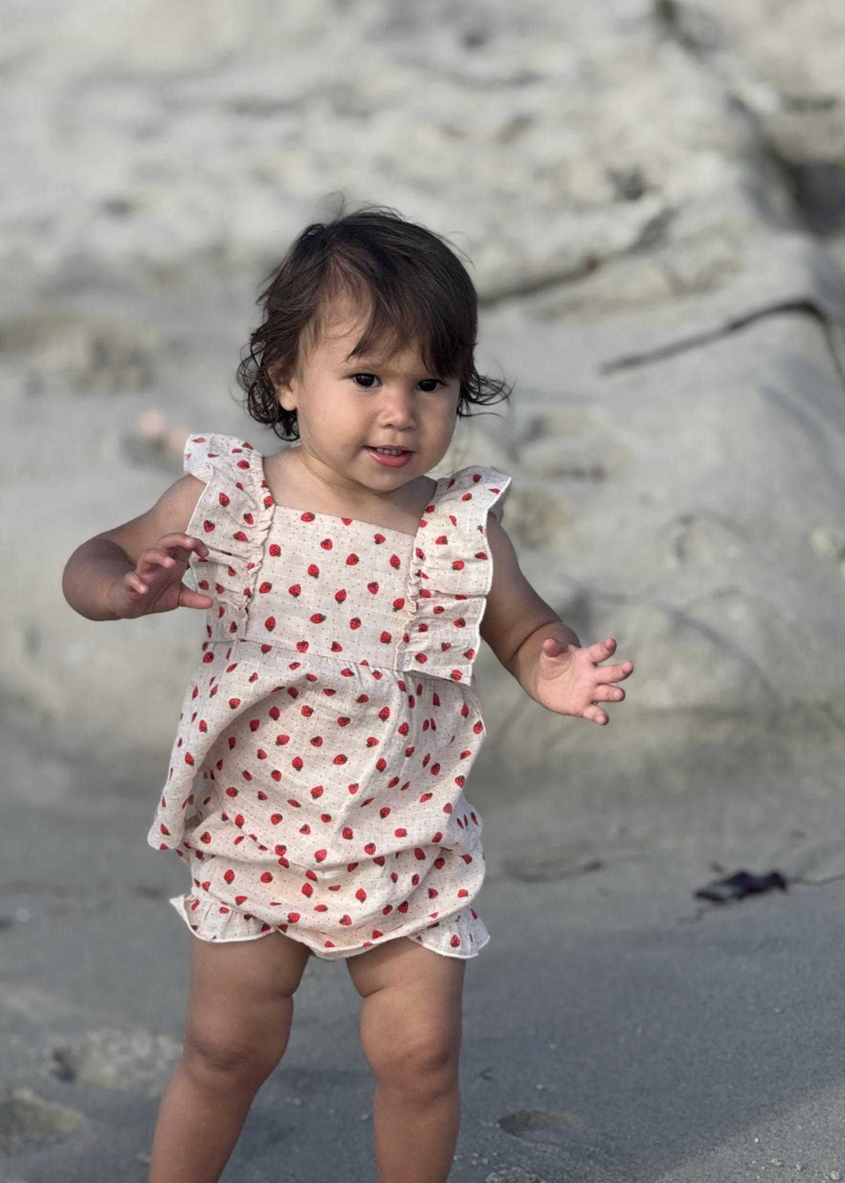 Elitaire Petite Ellie Set in Oatmeal Strawberries