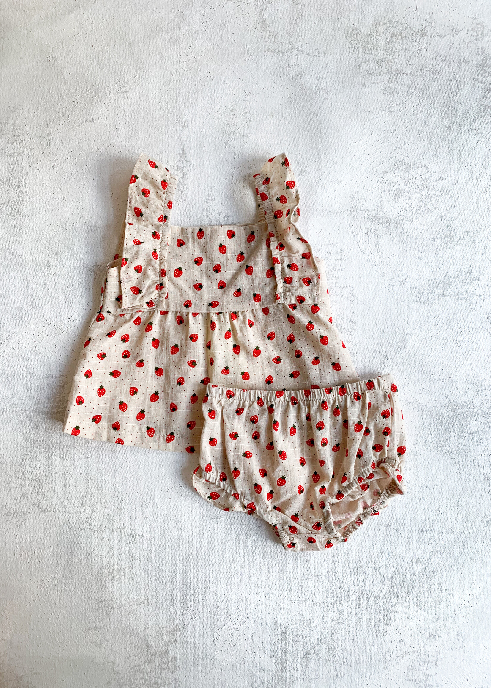 Elitaire Petite Ellie Set in Oatmeal Strawberries