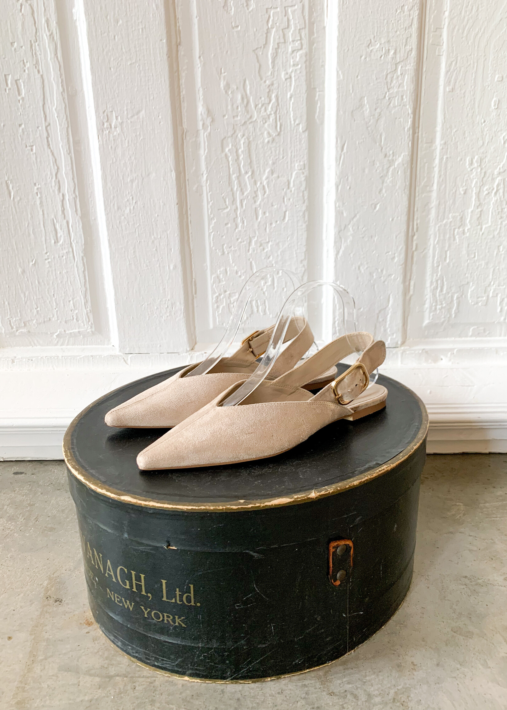 Elitaire Boutique Parah Slingback Flat in Oat Suede
