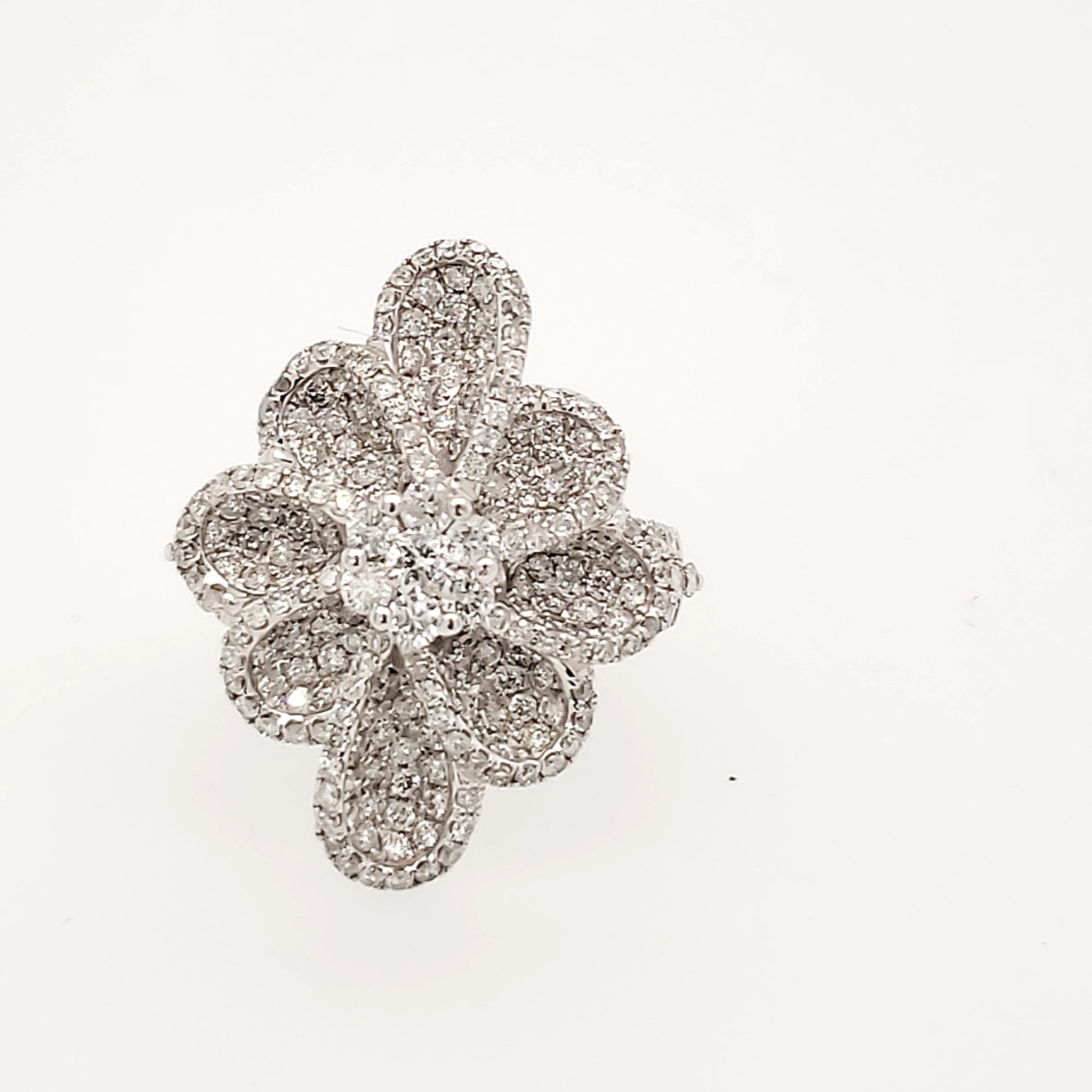 40846 18K WHITE GOLD 1.75CT DIAMOND PAVE FLOWER RING