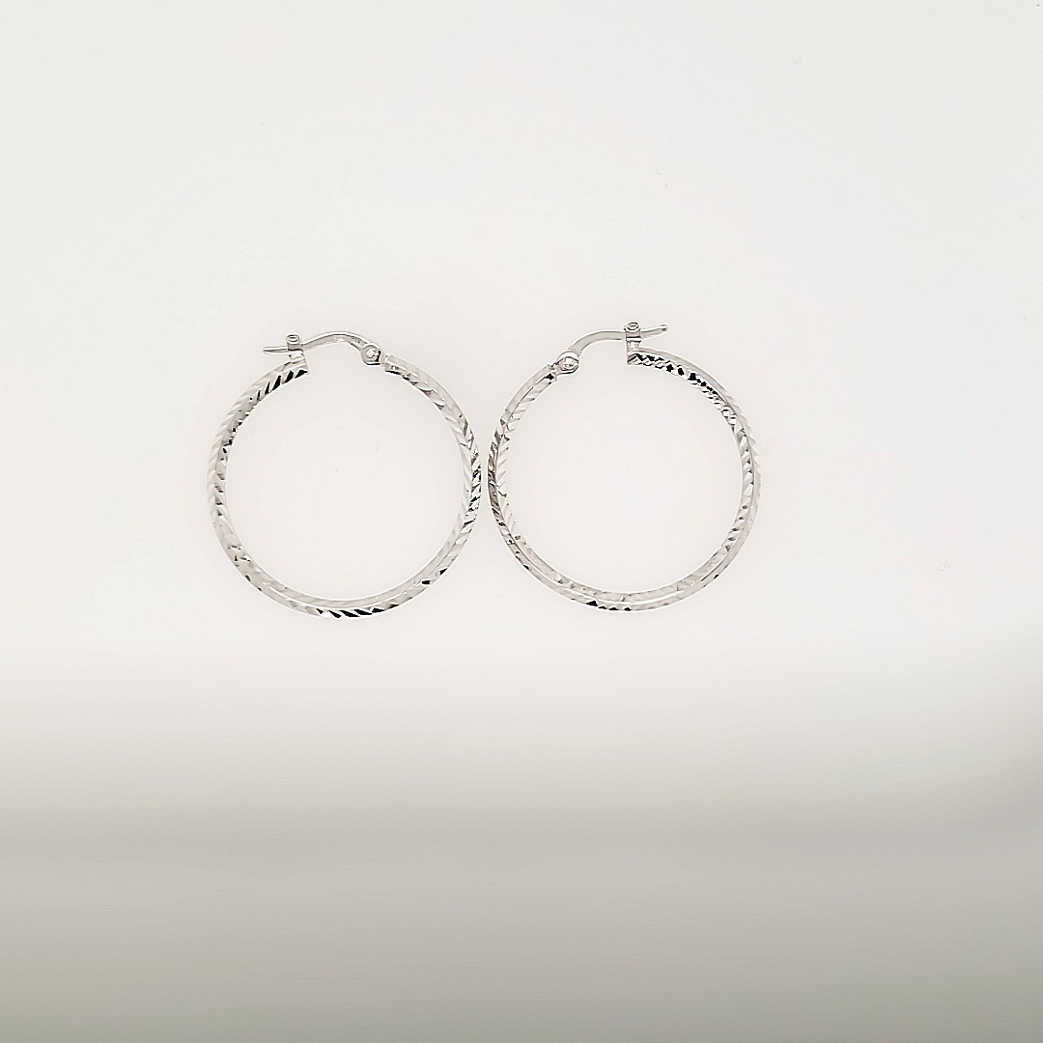 32509 14K 1.25''WHITE GOLD DIAMOND CUT SHARP CENTER HOOPS