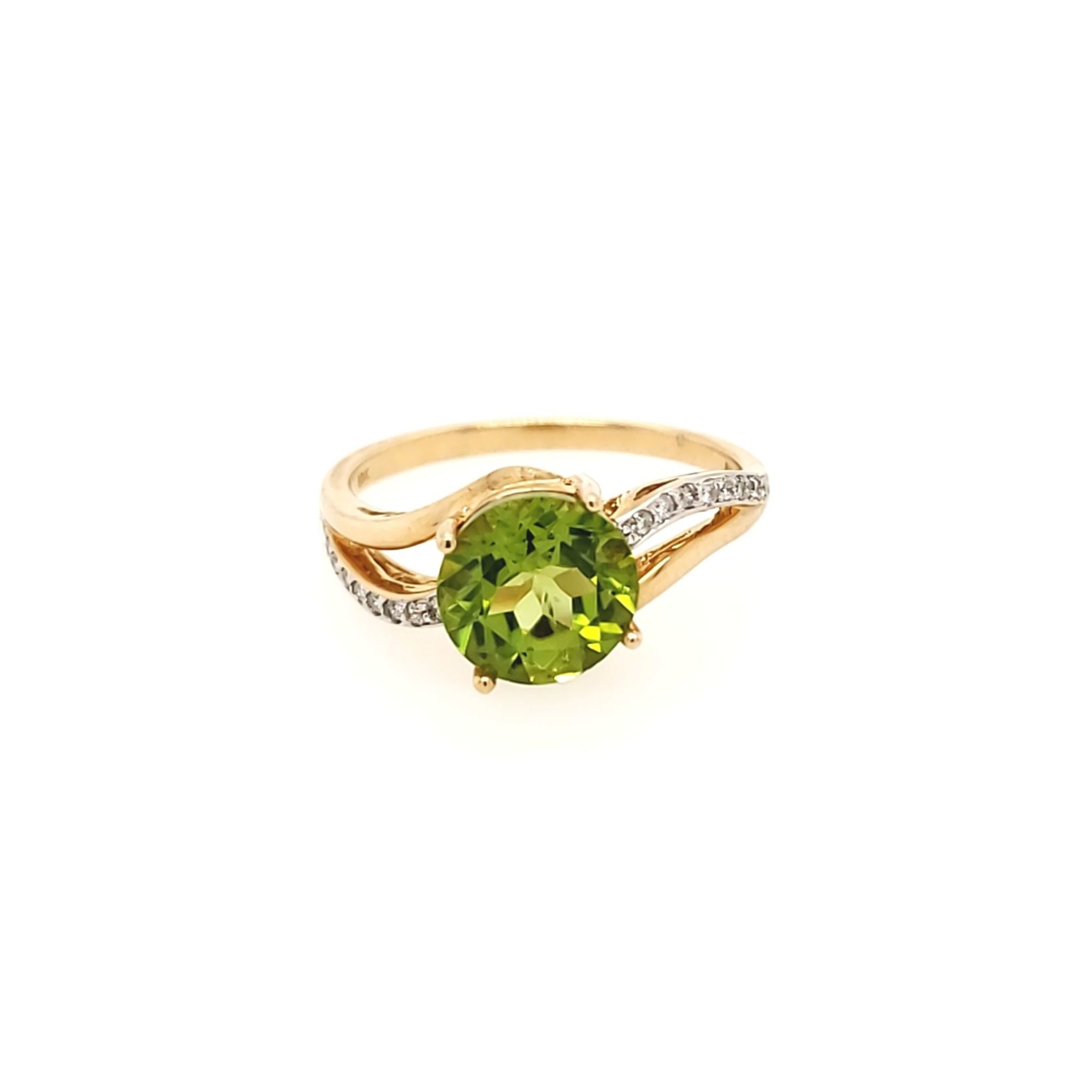 40049 10K YELLOW GOLD .10CTW DIAMOND ROUND CUT PERIDOT RING