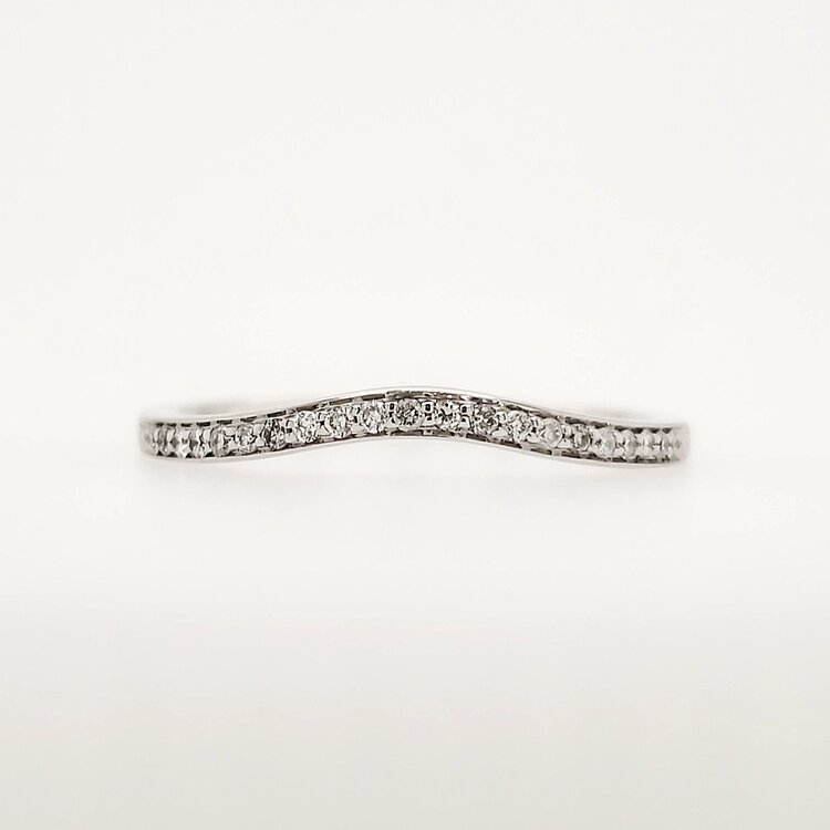 477686 18K WHITE GOLD .10CTW  DIAMOND  CURVED STYLE WEDDING BAND