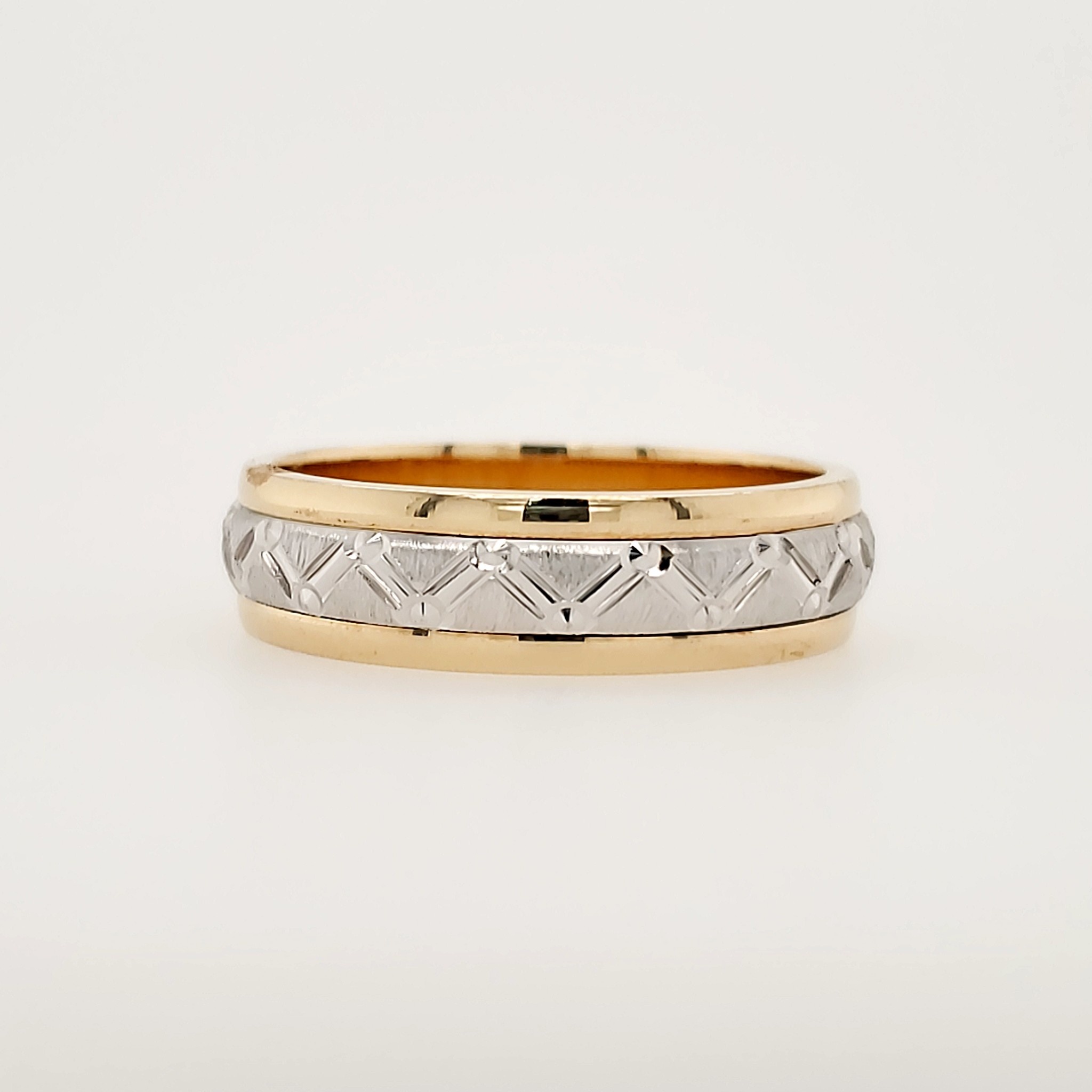 475136 14K 6MM TWO TONE DIAMOND CUT ZIG ZAG CENTER (SIZE 9.5)