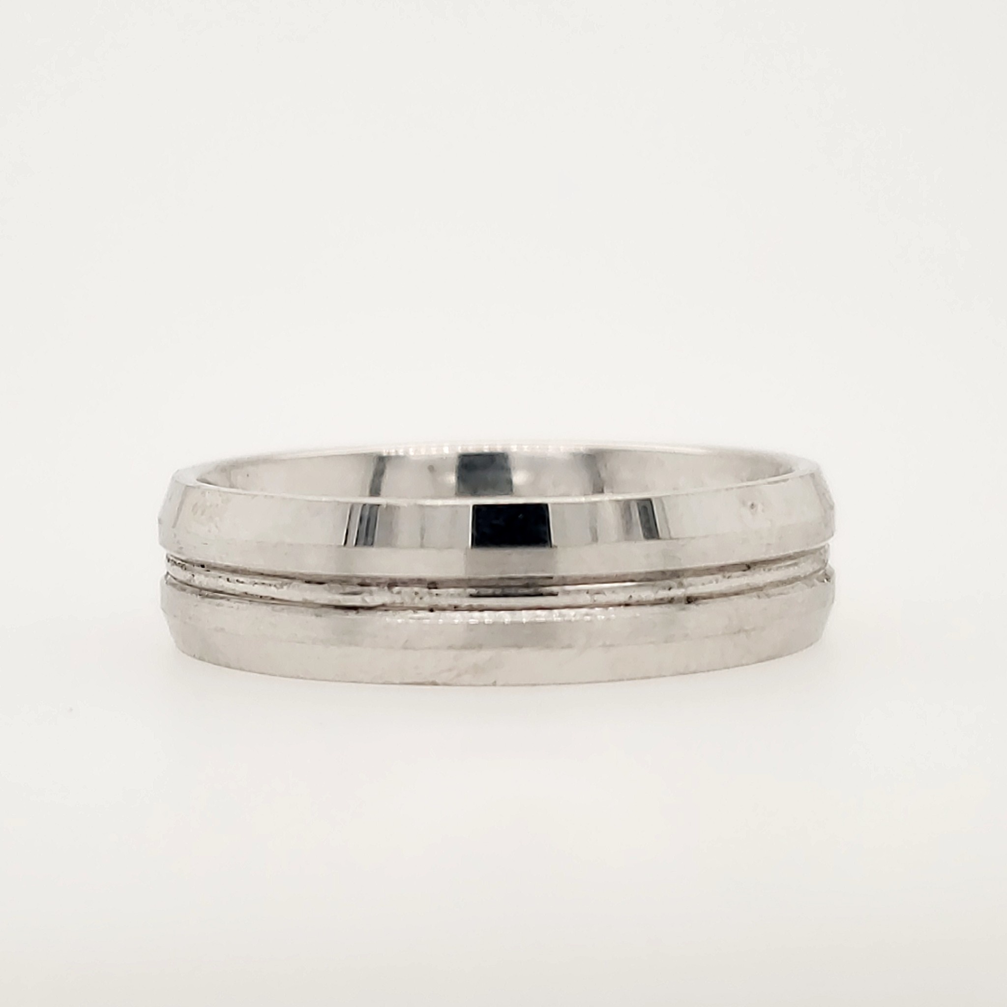 475144 14K 6MM WHITE GOLD /BEVELED EDGE CONCAVED CENTER LINE (SIZE 10)
