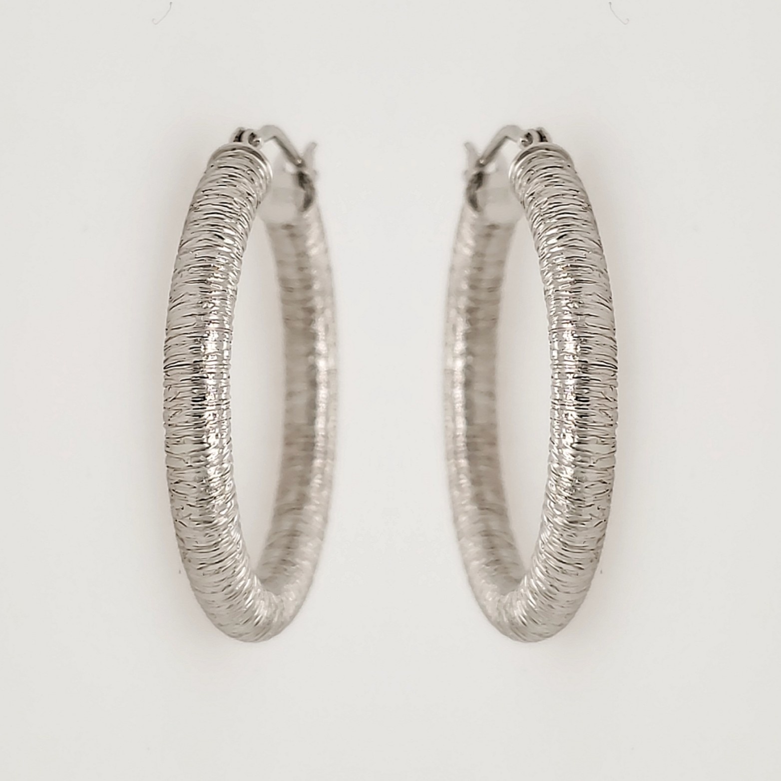 30501 14K WHITE GOLD 1" LINED DESIGN 3.15MM HOOPS