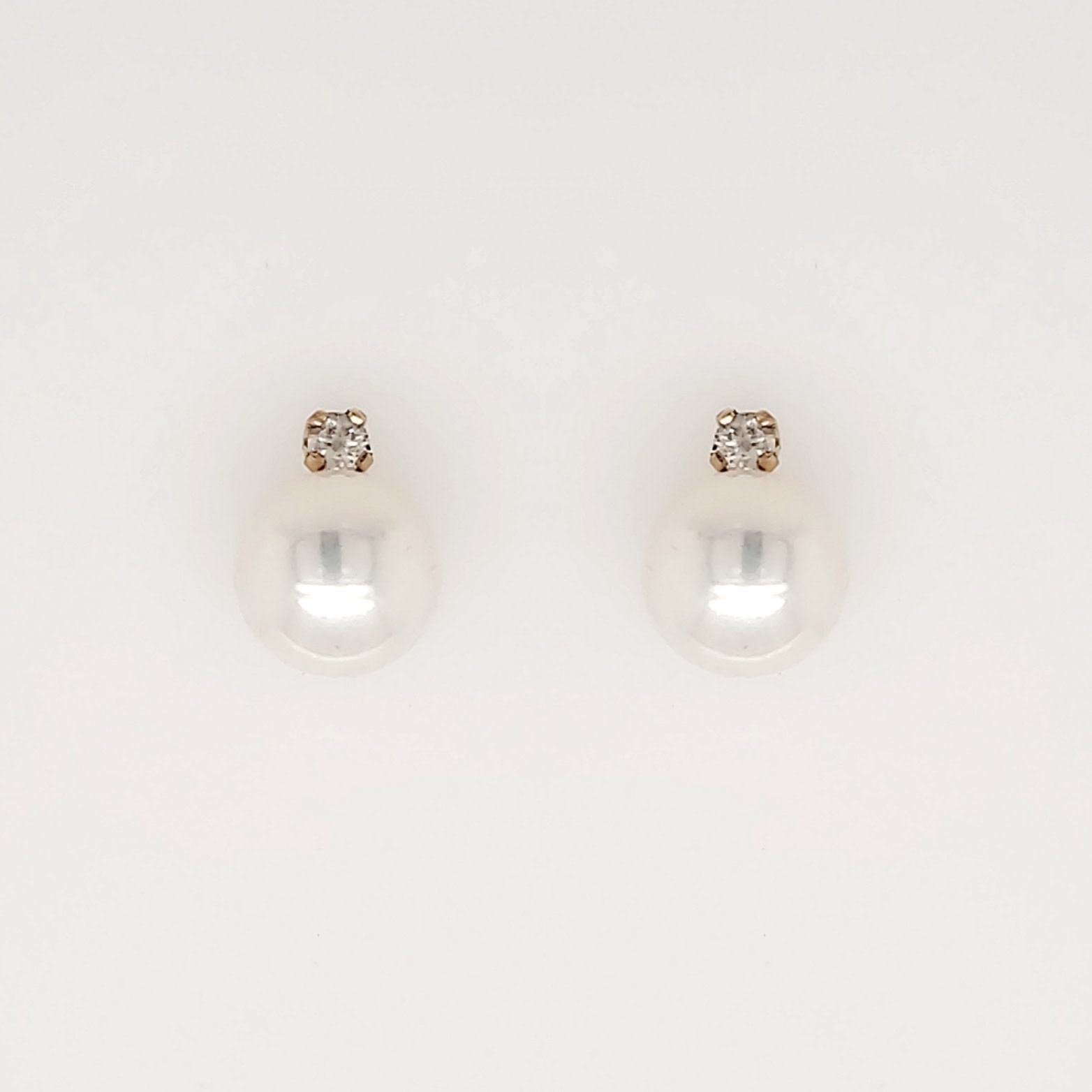 30508 14K YELLOW GOLD .06CTW DIAMOND 7.45MM PEARL STUDS