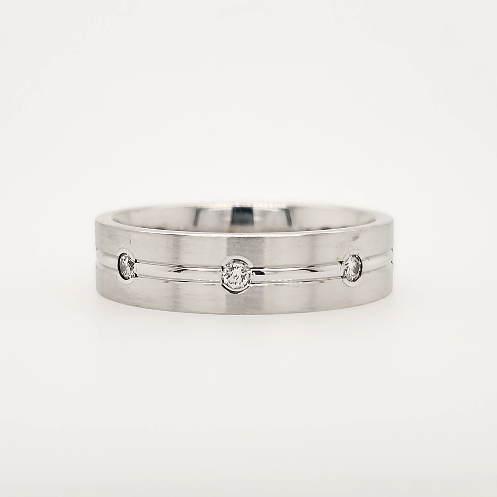 475110 14K WHITE GOLD .32CTW 6MM BURNISH SET DIAMONDS / SATIN FINISH WITH HIGH POLISHED CENTER LINE (SIZE 10.5)
