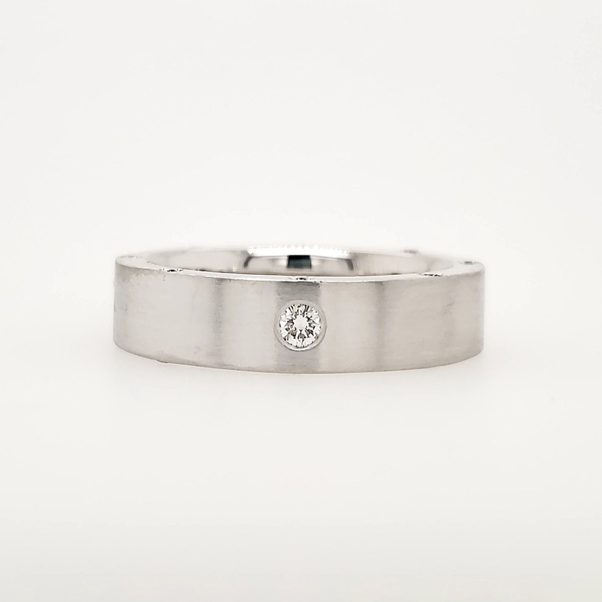 47525 14K WHITE GOLD 6.25MM .06CT CENTER & .20CT ALONG BOTH SIDES-BURNISH SET /SATIN FINISH (SIZE 10) {PITT & ANISTON DESIGN}