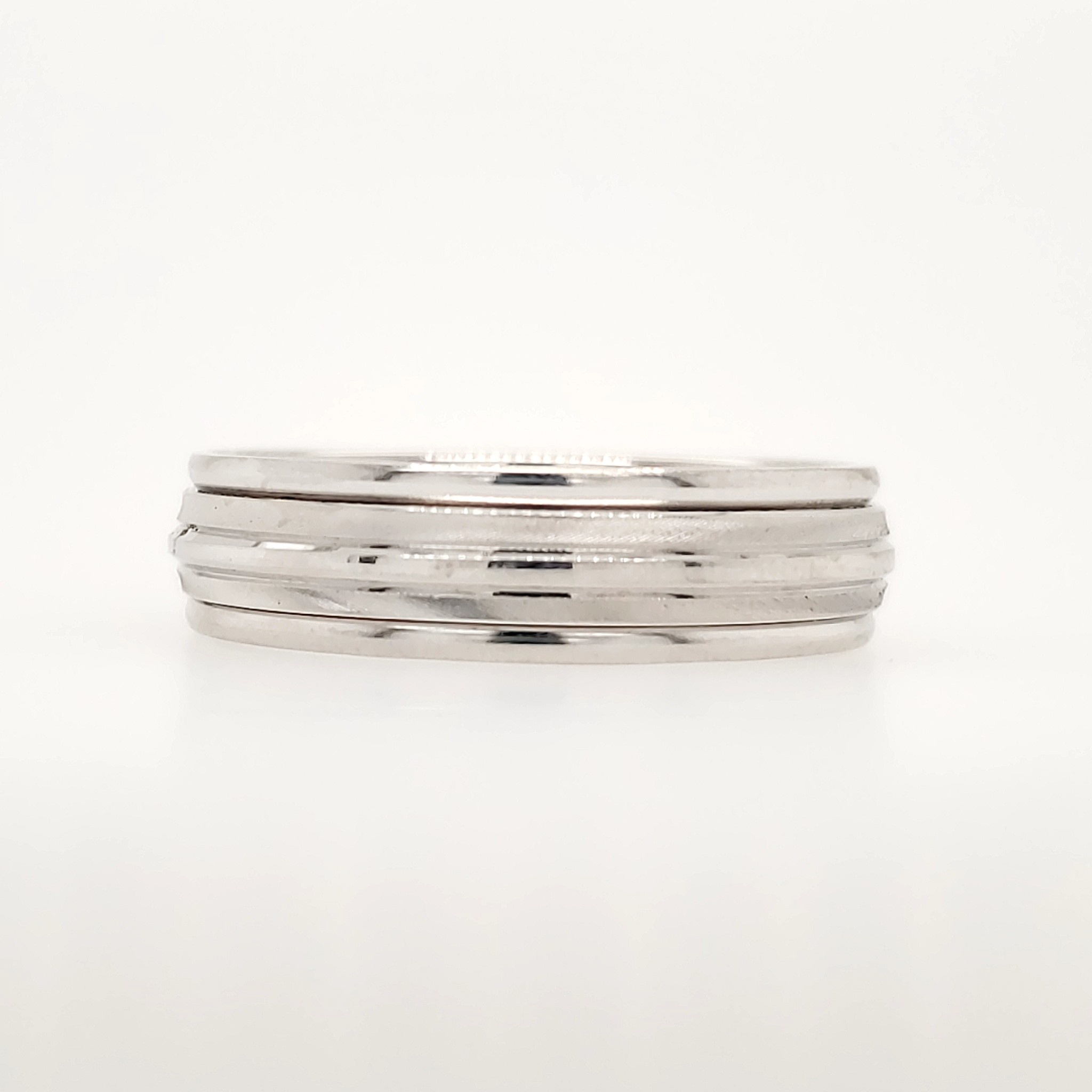475159 14K WHITE GOLD 6MM MULTI LINED BAND (SIZE 10.5)