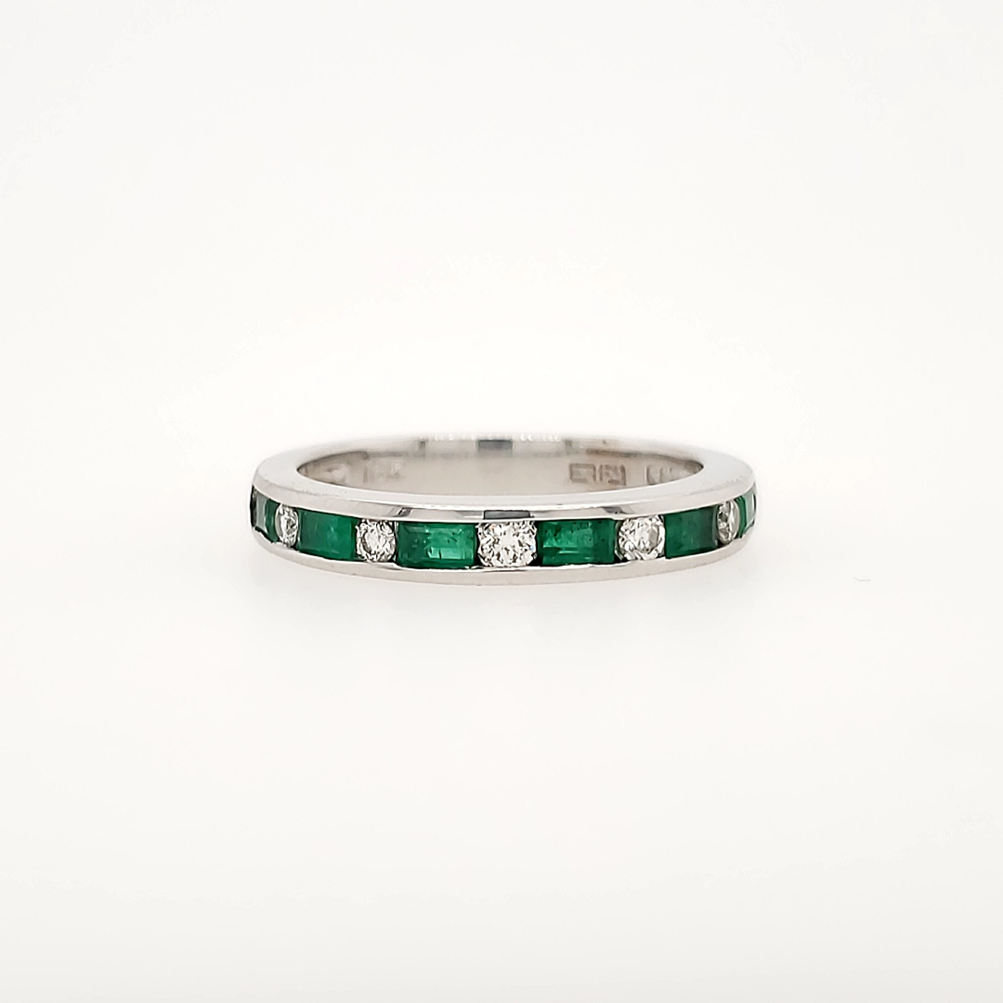 40090 18K WHITE GOLD EFFY DIAMOND AND EMERALD BAND