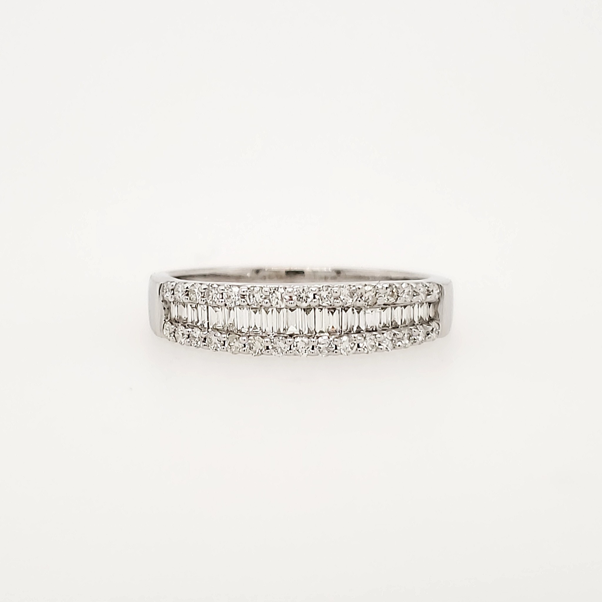477692 14K WHITE GOLD DIAMOND BAGUETTE CENTER AND ROUND EDGE WEDDING BAND