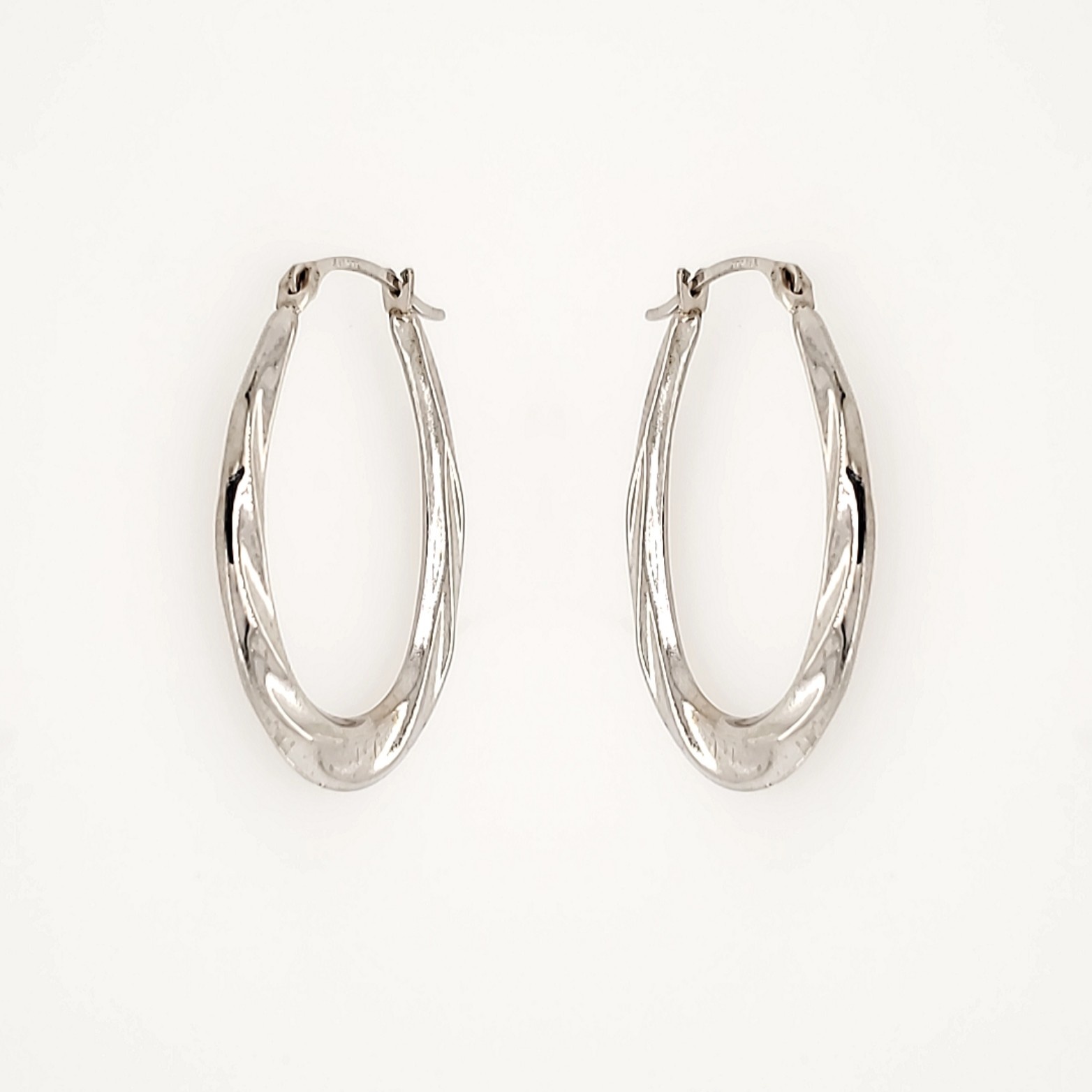 30568 14K WHITE GOLD 0.75" OVAL FLAT TWISTED DESIGN HOOPS