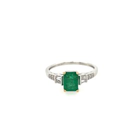 40121 14K WHITE GOLD 1 CT EMERALD CENTER WITH .15TCW BAGUETTE AND ROUND DIAMOND ACCENT RING