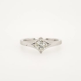 475128 18K WHITE GOLD .65TCW  I/J I1 PRINCESS CUT  DIAMONDS ON THE SIDE 4 PRONG SETTING MEMO