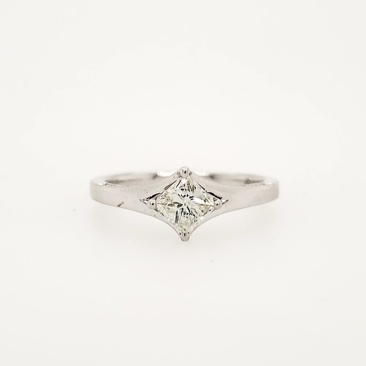 475128 18K WHITE GOLD .65TCW  I/J I1 PRINCESS CUT  DIAMONDS ON THE SIDE 4 PRONG SETTING MEMO