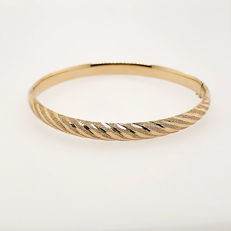 20447 14K YELLOW GOLD TEXTURE FINISH  AND LASER CUT LINED STYLE BANGLE BRACELET