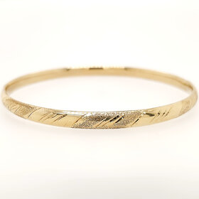 20451 14K YELLOW GOLD HIGH POLISH TEXTURED AND DIAMOND CUT BANGLE BRACELET