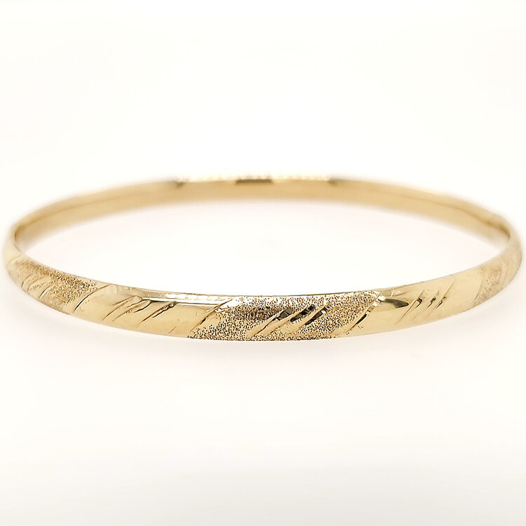 20451 14K YELLOW GOLD HIGH POLISH TEXTURED AND DIAMOND CUT BANGLE BRACELET