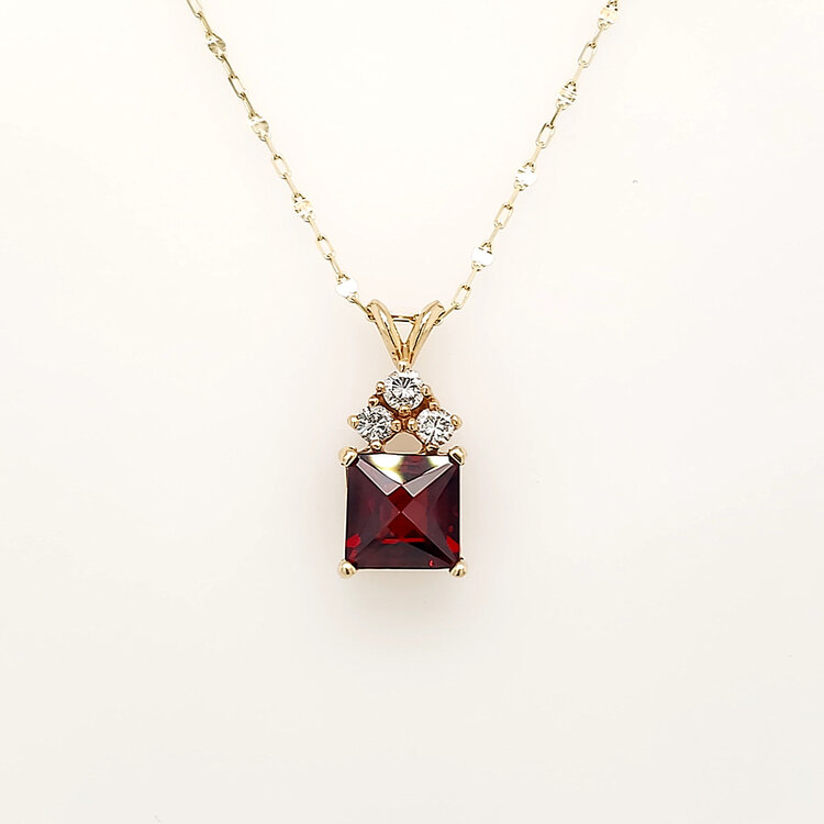 70715 14K YELLOW GOLD SQUARE CHECKER BOARD CUT GARNET WITH DIAMOND ACCENTS ON TOP BUNNY BALE PENDANT NECKLACE