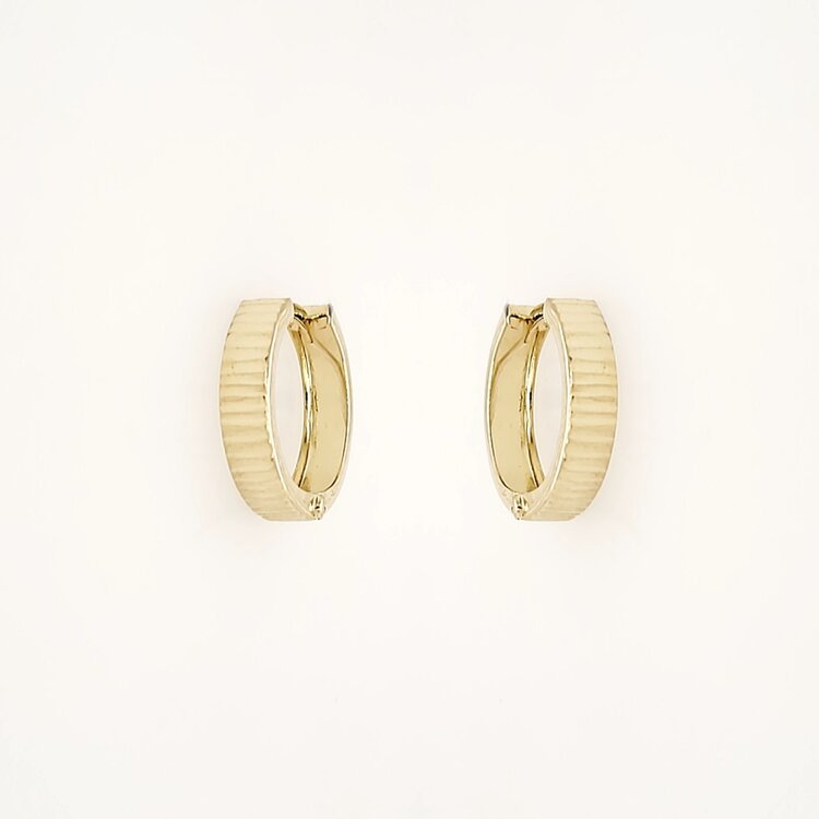 31412 14K YELLOW GOLD 0.65" 4MM HIGH POLISH DIAMOND CUT LINED HOOPS