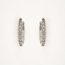 31473 10K WHITE GOLD .25CTW DIAMOND OVAL PETITE HUGGIES