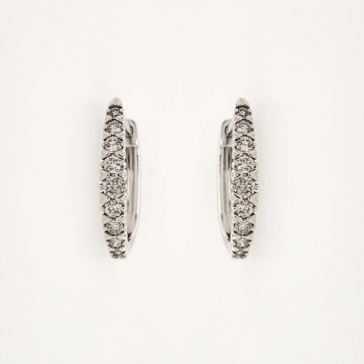 31473 10K WHITE GOLD .25CTW DIAMOND OVAL PETITE HUGGIES